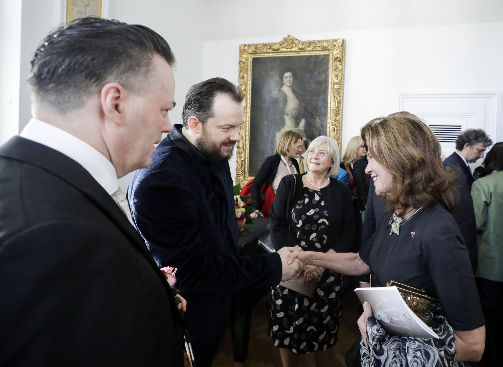 Am 1. J&auml;nner 2020 besuchte Bundeskanzlerin Brigitte Bierlein (r.) und Bundesminister Alexander Schallenberg das Neujahrskonzert. Im Bild mit dem Dirigenten Andris Nelsons (l.)