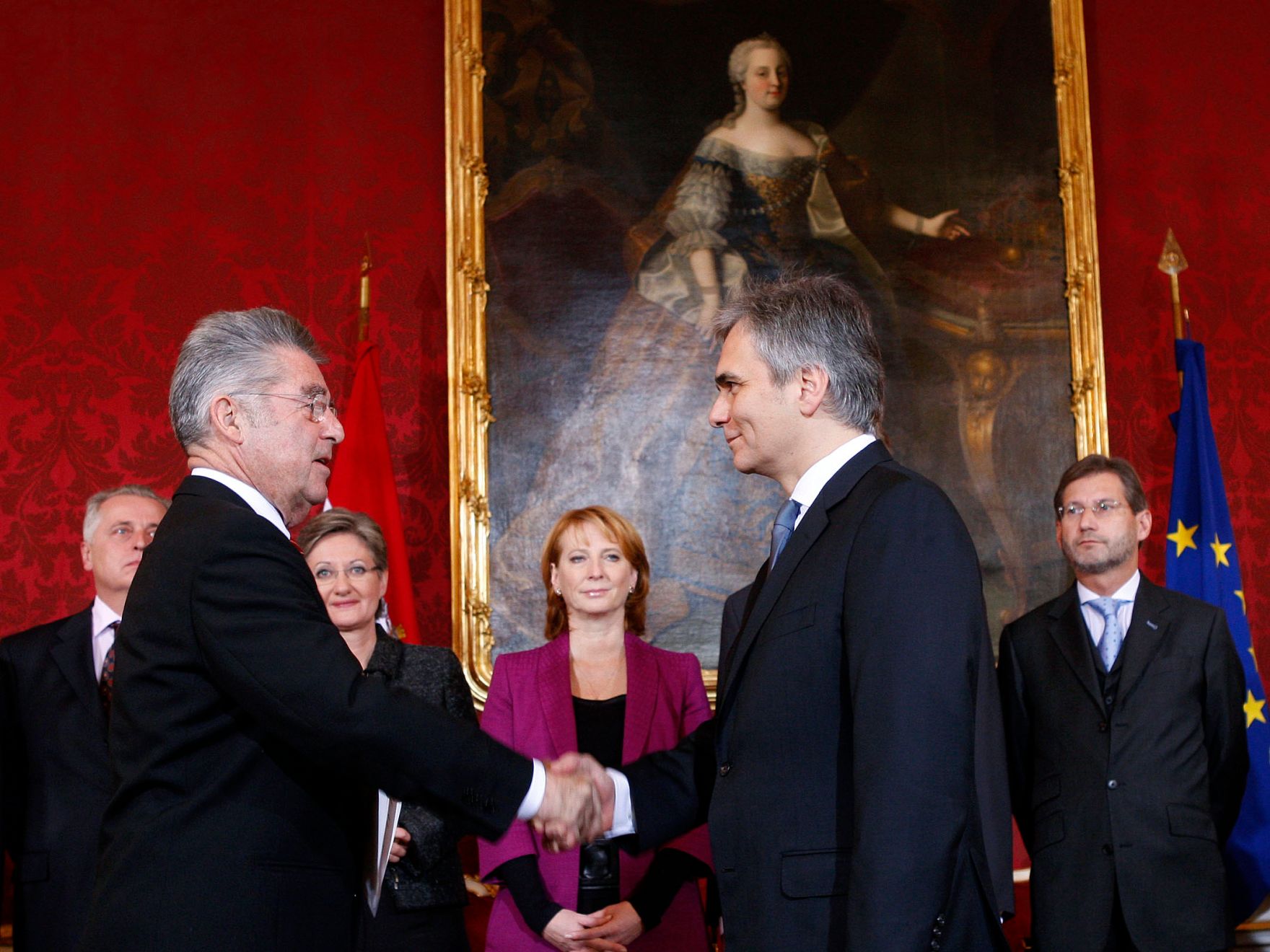 Am 02. Dezember 2008 wurde die neue Bundesregierung mit Werner Faymann (r.) als neuen Bundeskanzler von Bundespr&auml;sident Heinz Fischer (l.) in der Pr&auml;sidentschaftskanzlei angelobt.