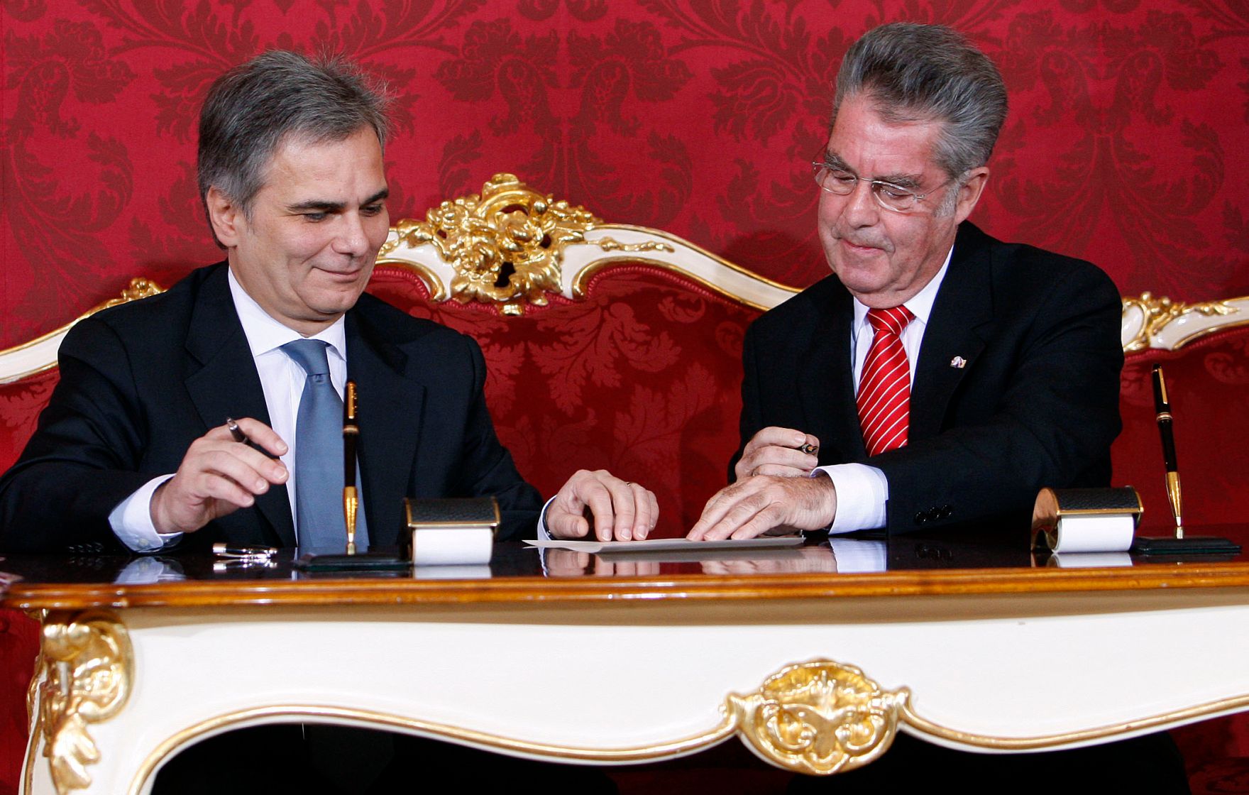 Am 02. Dezember 2008 wurde die neue Bundesregierung mit Werner Faymann (l.) als neuen Bundeskanzler von Bundespr&auml;sident Heinz Fischer (r.) in der Pr&auml;sidentschaftskanzlei angelobt.