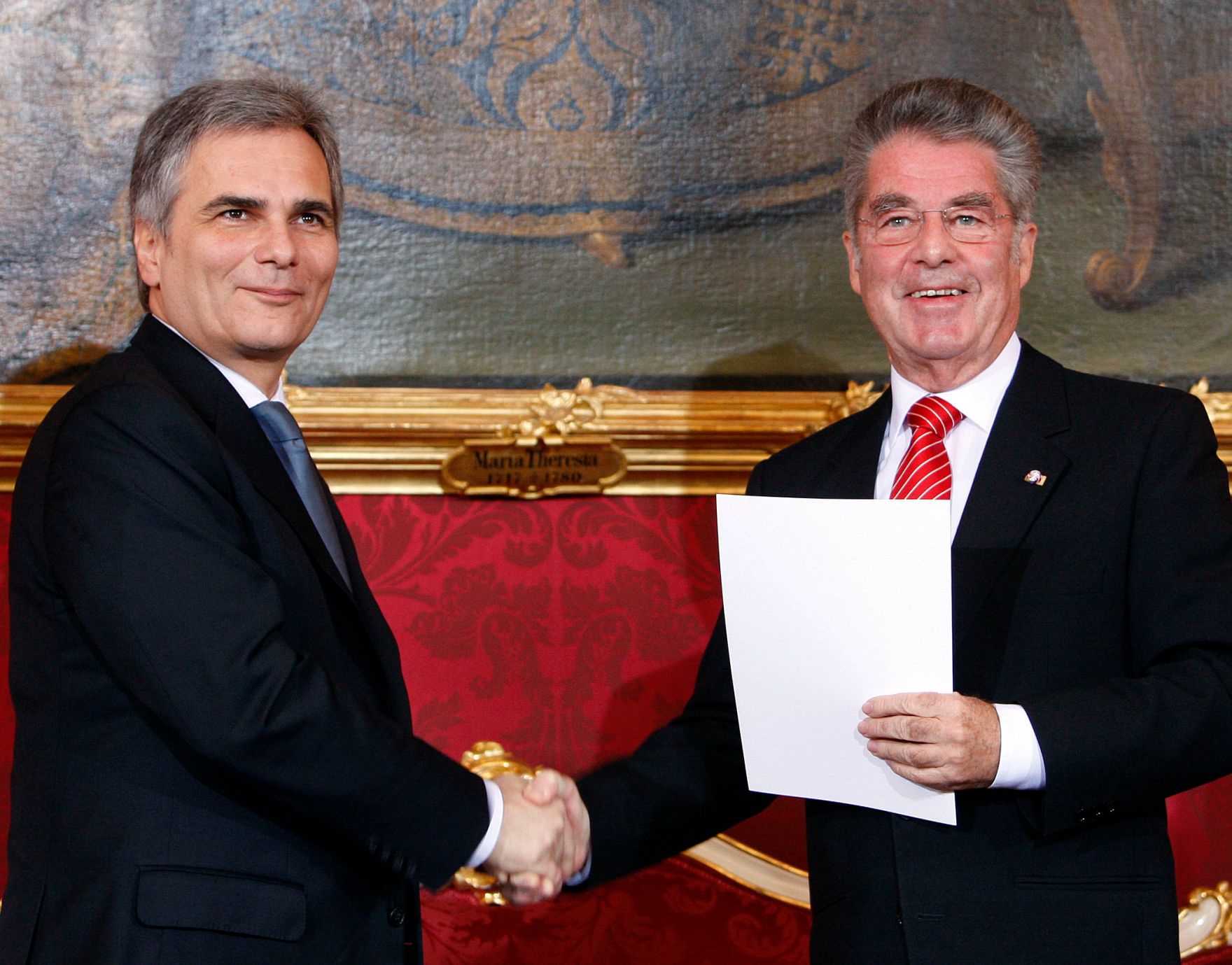 Am 02. Dezember 2008 wurde die neue Bundesregierung mit Werner Faymann (l.) als neuen Bundeskanzler von Bundespr&auml;sident Heinz Fischer (r.) in der Pr&auml;sidentschaftskanzlei angelobt.