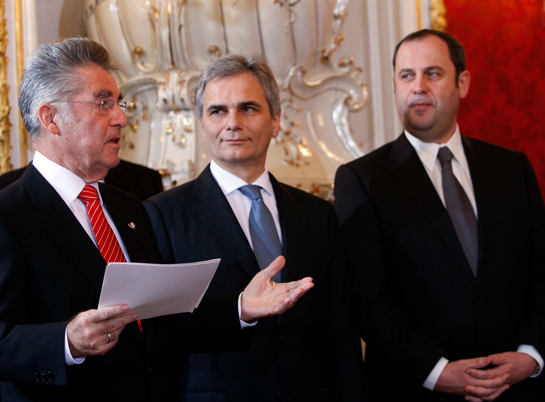 Am 02. Dezember 2008 wurde die neue Bundesregierung mit Werner Faymann (m.) als neuen Bundeskanzler und Josef Pr&ouml;ll als neuen Vizekanzler und Finanzminister (r.) von Bundespr&auml;sident Heinz Fischer (l.) in der Pr&auml;sidentschaftskanzlei angelobt.