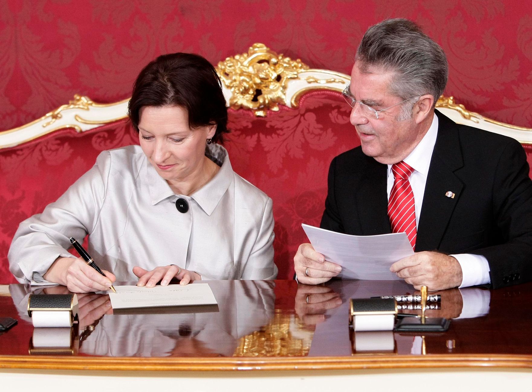 Am 02. Dezember 2008 wurde die neue Bundesregierung von Bundespr&auml;sident Heinz Fischer in der Pr&auml;sidentschaftskanzlei angelobt. Im Bild Bundesministerin (ohne Portefeuille gem&auml;&szlig; Artikel 70 Absatz 1 in Verbindung mit Artikel 78 Bundes-Verfassungsgesetz) Gabriele Heinisch-Hosek (l.) und Bundespr&auml;sident Heinz Fischer (r.).