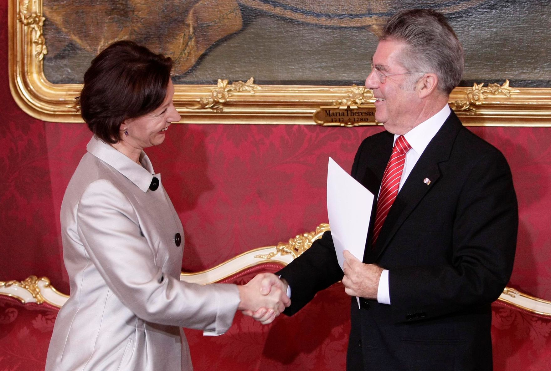 Am 02. Dezember 2008 wurde die neue Bundesregierung von Bundespr&auml;sident Heinz Fischer in der Pr&auml;sidentschaftskanzlei angelobt. Im Bild Bundesministerin (ohne Portefeuille gem&auml;&szlig; Artikel 70 Absatz 1 in Verbindung mit Artikel 78 Bundes-Verfassungsgesetz) Gabriele Heinisch-Hosek (l.) und Bundespr&auml;sident Heinz Fischer (r.).