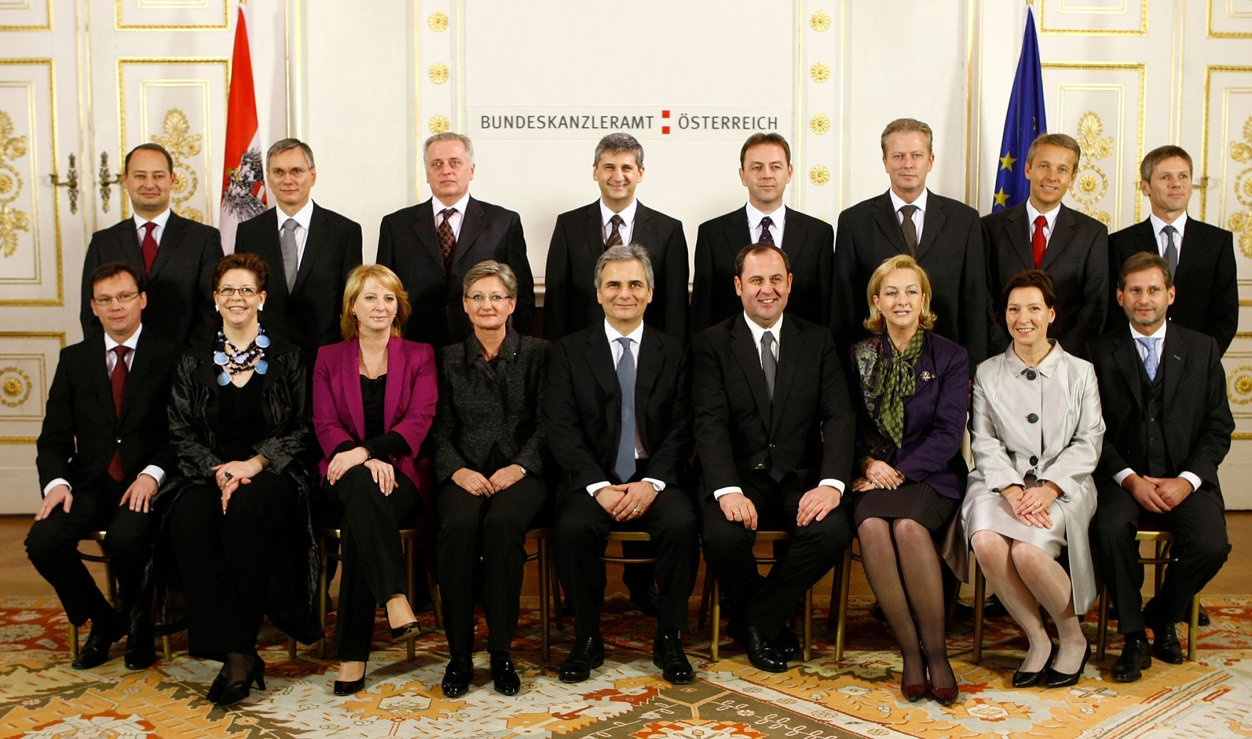 Gruppenfoto der &ouml;sterreichischen Bundesregierung - Kabinett Faymann I (vom 2. Dezember 2008 bis 16. Dezember 2013) (v.l.n.r. sitzend) Norbert Darabos (BM f&uuml;r Landesverteidigung und Sport), Christine Marek (STS im BM f&uuml;r Wirtschaft, Familie und Jugend), Doris Bures (BM f&uuml;r Verkehr, Innovation und Technologie), Claudia Schmied (BM f&uuml;r Unterricht, Kunst und Kultur), Werner Faymann (Bundeskanzler), Josef Pr&ouml;ll (Vizekanzler und BM f&uuml;r Finanzen), Maria Fekter (BM f&uuml;r Inneres), Gabriele Heinisch-Hosek(BM f&uuml;r Frauenangelegenheiten und &Ouml;ffentlichen Dienst), Johannes Hahn (BM f&uuml;r Wissenschaft und Forschung) (v.l.n.r. stehend) Andreas Schieder (STS im BM f&uuml;r Finanzen), Alois St&ouml;ger (BM f&uuml;r Gesundheit), Rudolf Hundstorfer (BM f&uuml;r Arbeit, Soziales und Konsumentenschutz), Michael Spindelegger (BM f&uuml;r europ&auml;ische und internationale Angelegenheiten), Niki Berlakovich (BM f&uuml;r Land- und Forstwirtschaft, Umwelt und Wasserwirtschaft), Reinhold Mitterlehner (BM f&uuml;r Wirtschaft, Familie und Jugend), Reinhold Lopatka (STS im BM f&uuml;r Finanzen), Josef Ostermayer (STS im Bundeskanzleramt)