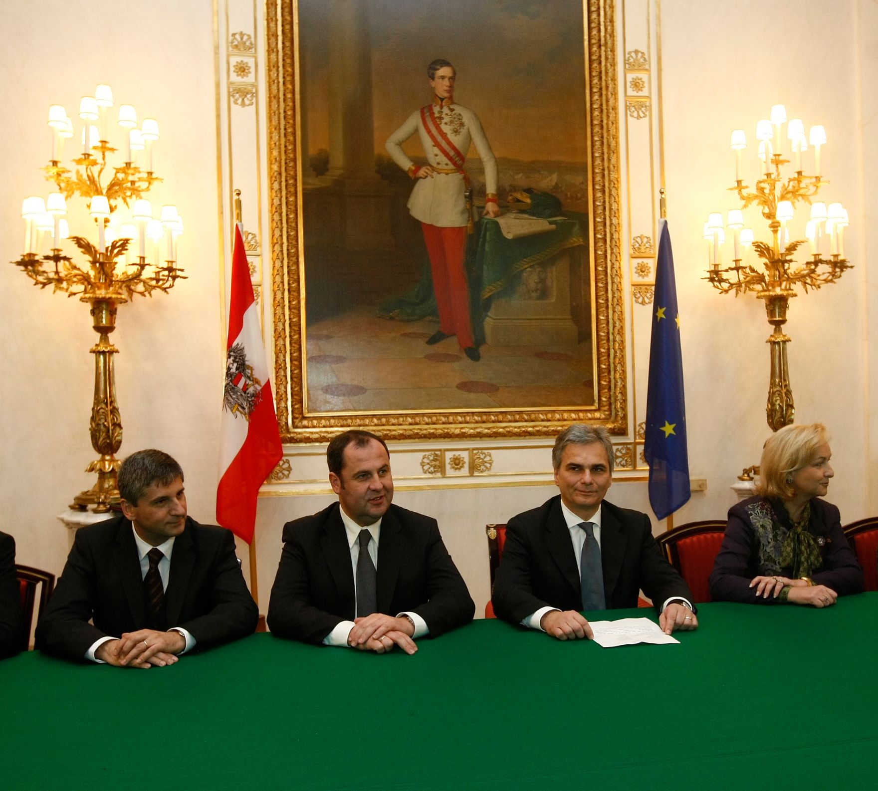 Am 02. Dezember 2008 wurde die neue Bundesregierung von Bundespr&auml;sident Heinz Fischer in der Pr&auml;sidentschaftskanzlei angelobt. Im Anschluss daran fand der konstituierende Ministerrat im Bundeskanzleramt statt. (v.l.n.r.) Bundesminister Michael Spindelegger, Vizekanzler Josef Pr&ouml;ll, Bundeskanzler Werner Faymann, Bundesministerin Maria Fekter