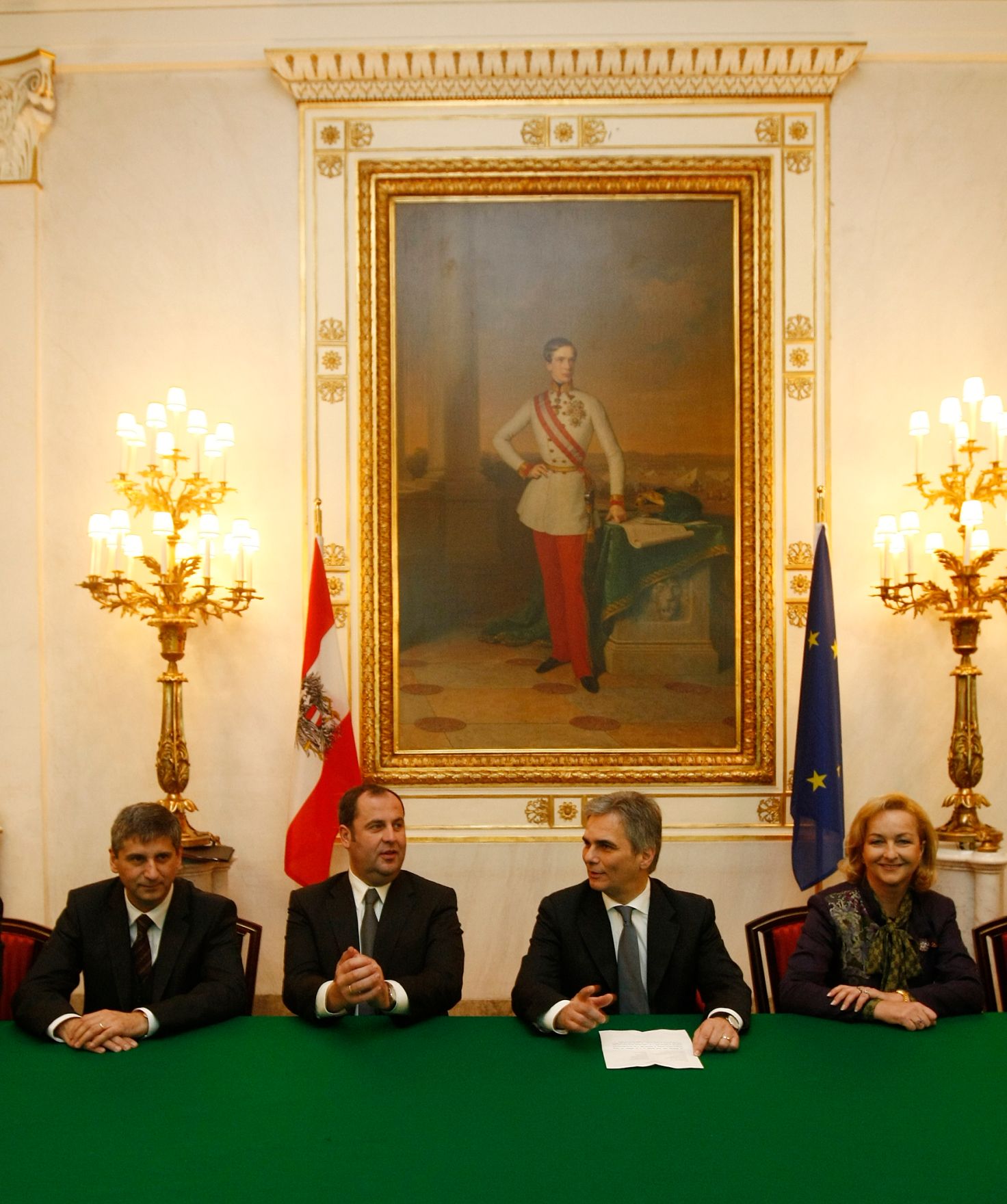 Am 02. Dezember 2008 wurde die neue Bundesregierung von Bundespr&auml;sident Heinz Fischer in der Pr&auml;sidentschaftskanzlei angelobt. Im Anschluss daran fand der konstituierende Ministerrat im Bundeskanzleramt statt. (v.l.n.r.) Bundesminister Michael Spindelegger, Vizekanzler Josef Pr&ouml;ll, Bundeskanzler Werner Faymann, Bundesministerin Maria Fekter