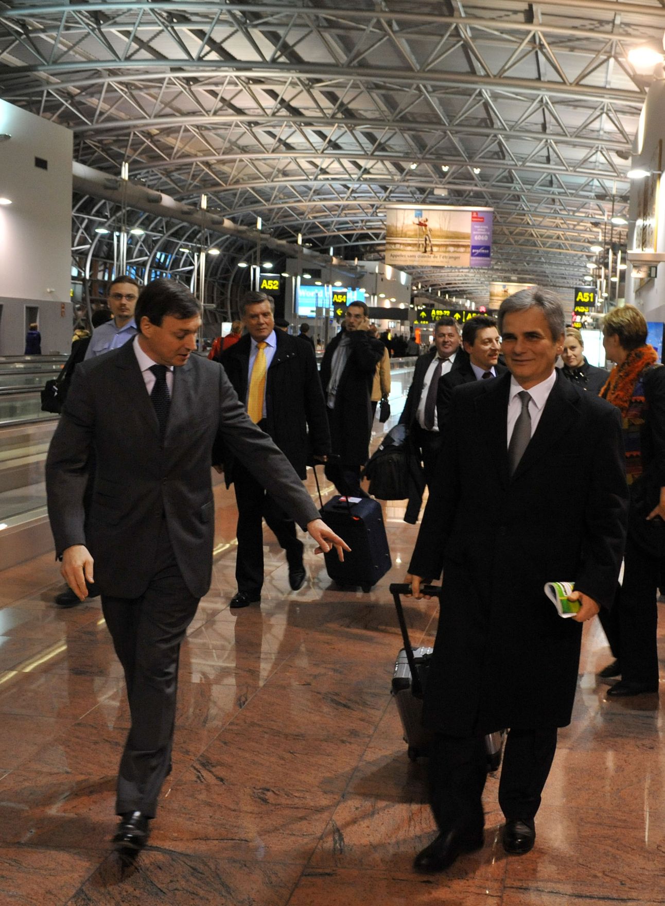 Mittwoch Abend, den 10. Dezember 2008 traf &Ouml;sterreichs Bundeskanzler Werner Faymann (R) in Br&uuml;ssel, Belgien zur Wintertagung des Europ&auml;ischen Rates der EU-Staats- und Regierungschefs und Au&szlig;enminister am Flughafen Br&uuml;ssel ein. Links im Bild der st&auml;ndige Vertreter &Ouml;sterreichs bei der EU, Dietmar Schweisgut.