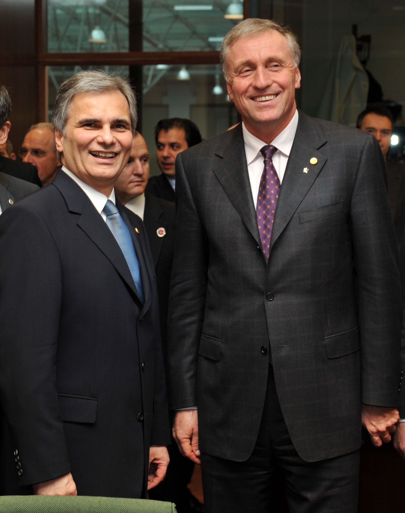 Donnerstag, den 11. Dezember 2008 begann in Br&uuml;ssel, Belgien die Wintertagung des Europ&auml;ischen Rates der EU-Staats- und Regierungschefs und Au&szlig;enminister. Im Bild &Ouml;sterreichs Bundeskanzler Werner Faymann (L) mit dem tschechischen Premierminister Mirek Topol&aacute;nek (R).