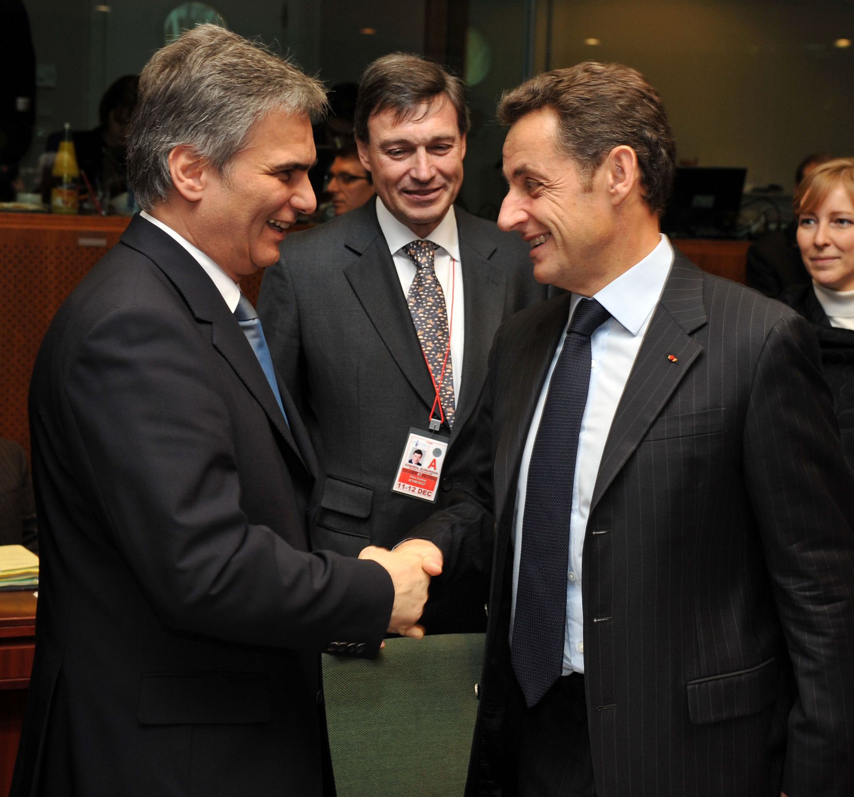 Donnerstag, den 11. Dezember 2008 begann in Br&uuml;ssel, Belgien die Wintertagung des Europ&auml;ischen Rates der EU-Staats- und Regierungschefs und Au&szlig;enminister. Im Bild &Ouml;sterreichs Bundeskanzler Werner Faymann (L) und der franz&ouml;sische Staatspr&auml;sident Nicolas Sarkozy (R). Mitte der &ouml;sterreichische st&auml;ndige Vertreter bei der EU, Dietmar Schweisgut.