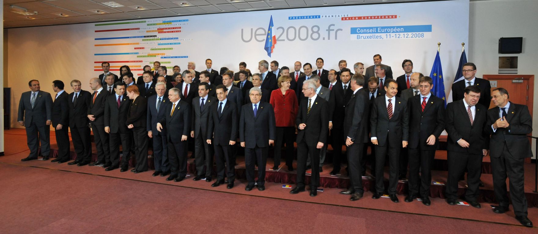 Donnerstag, den 11. Dezember 2008 begann in Br&uuml;ssel, Belgien die Wintertagung des Europ&auml;ischen Rates der EU-Staats- und Regierungschefs und Au&szlig;enminister. Im Bild Bundeskanzler Werner Faymann beim traditionellen Gruppenfoto.