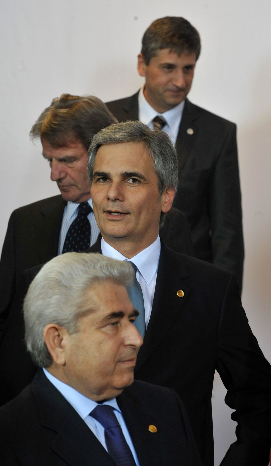 Donnerstag, den 11. Dezember 2008 begann in Br&uuml;ssel, Belgien die Wintertagung des Europ&auml;ischen Rates der EU-Staats- und Regierungschefs und Au&szlig;enminister. Im Bild (v. Vorne n. Hinten) Cyperns Pr&auml;sident Dimitris Christofias, &Ouml;sterreichs Bundeskanzler Werner Faymann, Frankreichs Au&szlig;enminister Bernard Kouchner, &Ouml;sterreichs Au&szlig;enminister Michael Spindelegger beim traditionellen Familienfoto.