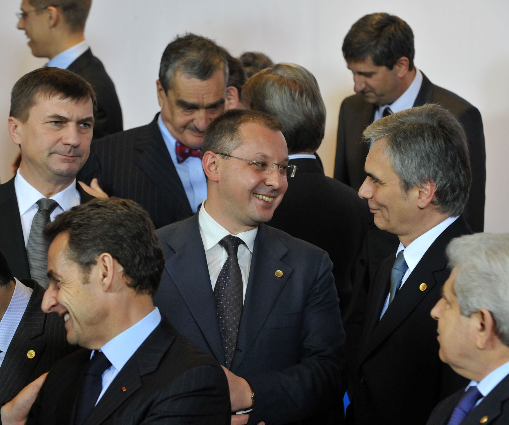Donnerstag, den 11. Dezember 2008 begann in Br&uuml;ssel, Belgien die Wintertagung des Europ&auml;ischen Rates der EU-Staats- und Regierungschefs und Au&szlig;enminister. Im Bild &Ouml;sterreichs Bundeskanzler Werner Faymann (R) im Gespr&auml;ch mit seinem bulgarischen Amtskollegen Sergei Stanishev (L) beim traditionellen Familienfoto. Vorne Links der amtierende EU-Ratspr&auml;sident, Frankreichs Staatspr&auml;sident Nicolas Sarkozy.