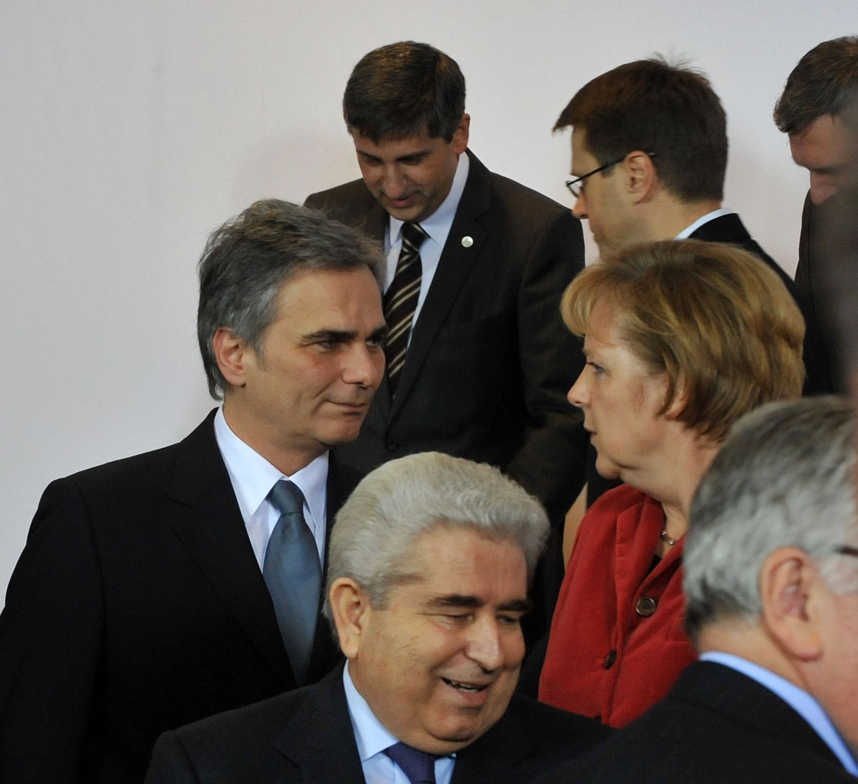 Donnerstag, den 11. Dezember 2008 begann in Br&uuml;ssel, Belgien die Wintertagung des Europ&auml;ischen Rates der EU-Staats- und Regierungschefs und Au&szlig;enminister. Im Bild &Ouml;sterreichs Bundeskanzler Werner Faymann im Gespr&auml;ch mit Deutschlands Bundeskanzlerin Angela Merkel beim traditionellen Gruppenfoto.