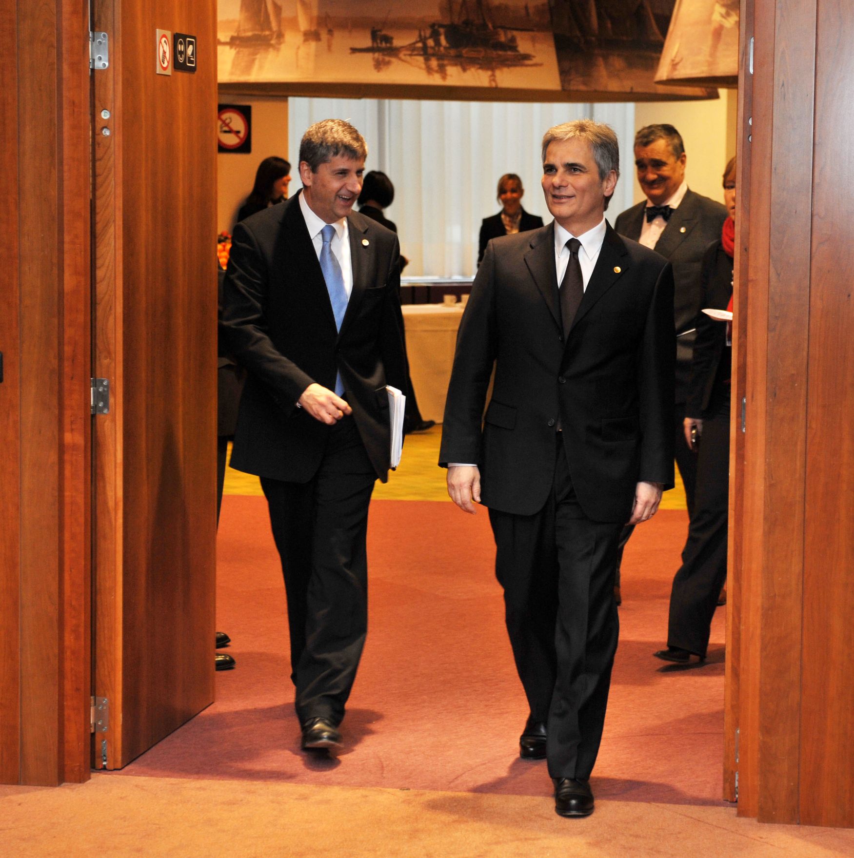 Freitag, den 12. Dezember 2008 endete in Br&uuml;ssel, Belgien die Wintertagung des Europ&auml;ischen Rates der EU-Staats- und Regierungschefs und Au&szlig;enminister. Im Bild &Ouml;sterreichs Bundeskanzler Werner Faymann (R) mit Au&szlig;enminister Michael Spindelegger (L) auf dem Weg zur Sitzung.