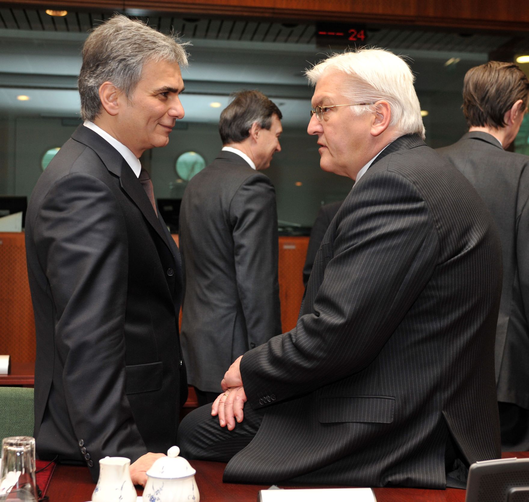 Freitag, den 12. Dezember 2008 endete in Br&uuml;ssel, Belgien die Wintertagung des Europ&auml;ischen Rates der EU-Staats- und Regierungschefs und Au&szlig;enminister. Im Bild &Ouml;sterreichs Bundeskanzler Werner Faymann (L) mit dem deutschen Au&szlig;enminister Frank-Walter Steinmeier (R).