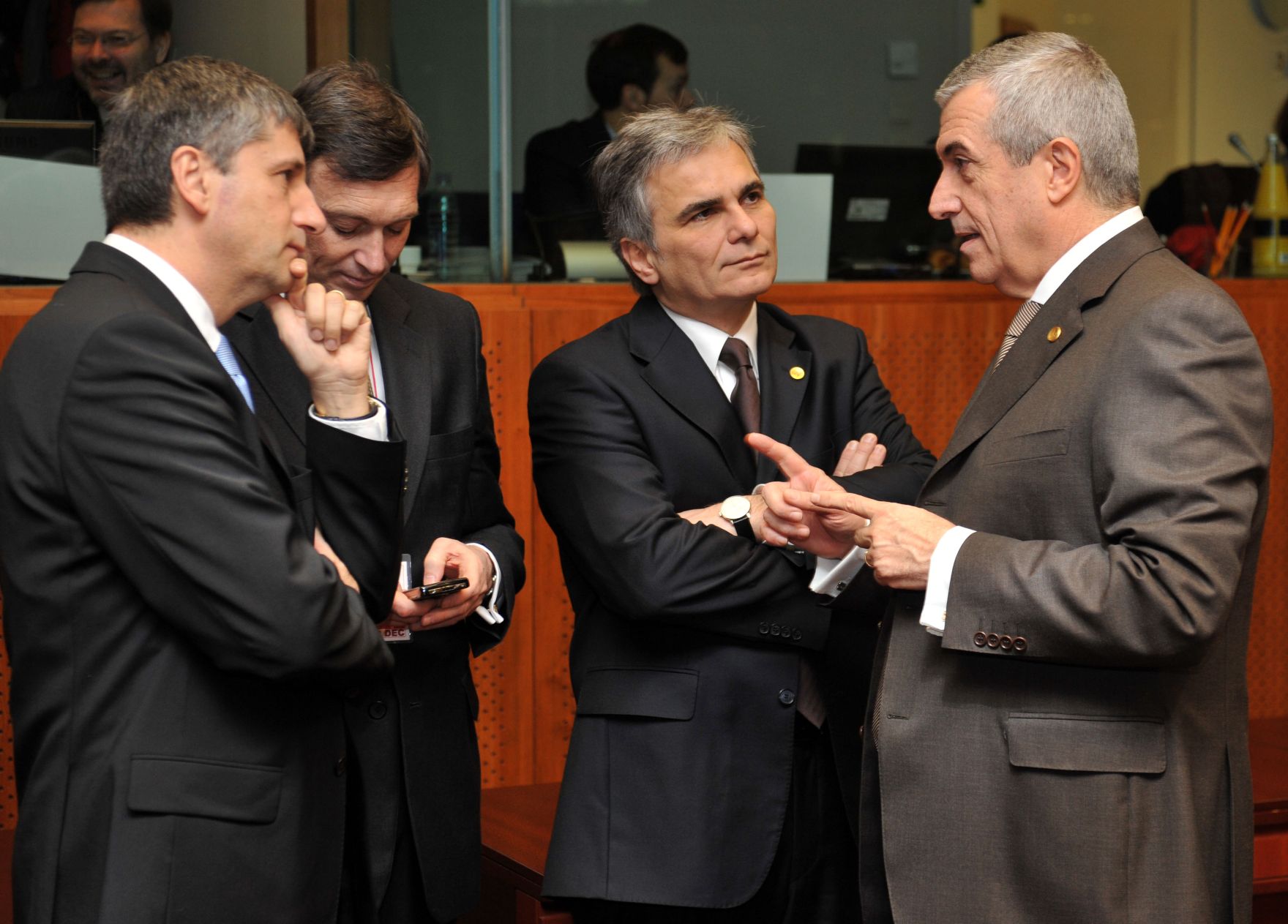 Freitag, den 12. Dezember 2008 endete in Br&uuml;ssel, Belgien die Wintertagung des Europ&auml;ischen Rates der EU-Staats- und Regierungschefs und Au&szlig;enminister. Im Bild (v.L.n.R.) &Ouml;sterreichs Au&szlig;enminister Michael Spindelegger, EU-Botschafter Dietmar Schweisgut, &Ouml;sterreichs Bundeskanzler Werner Faymann und der bulgarische Premierminister Călin Popescu-Tăriceanu.