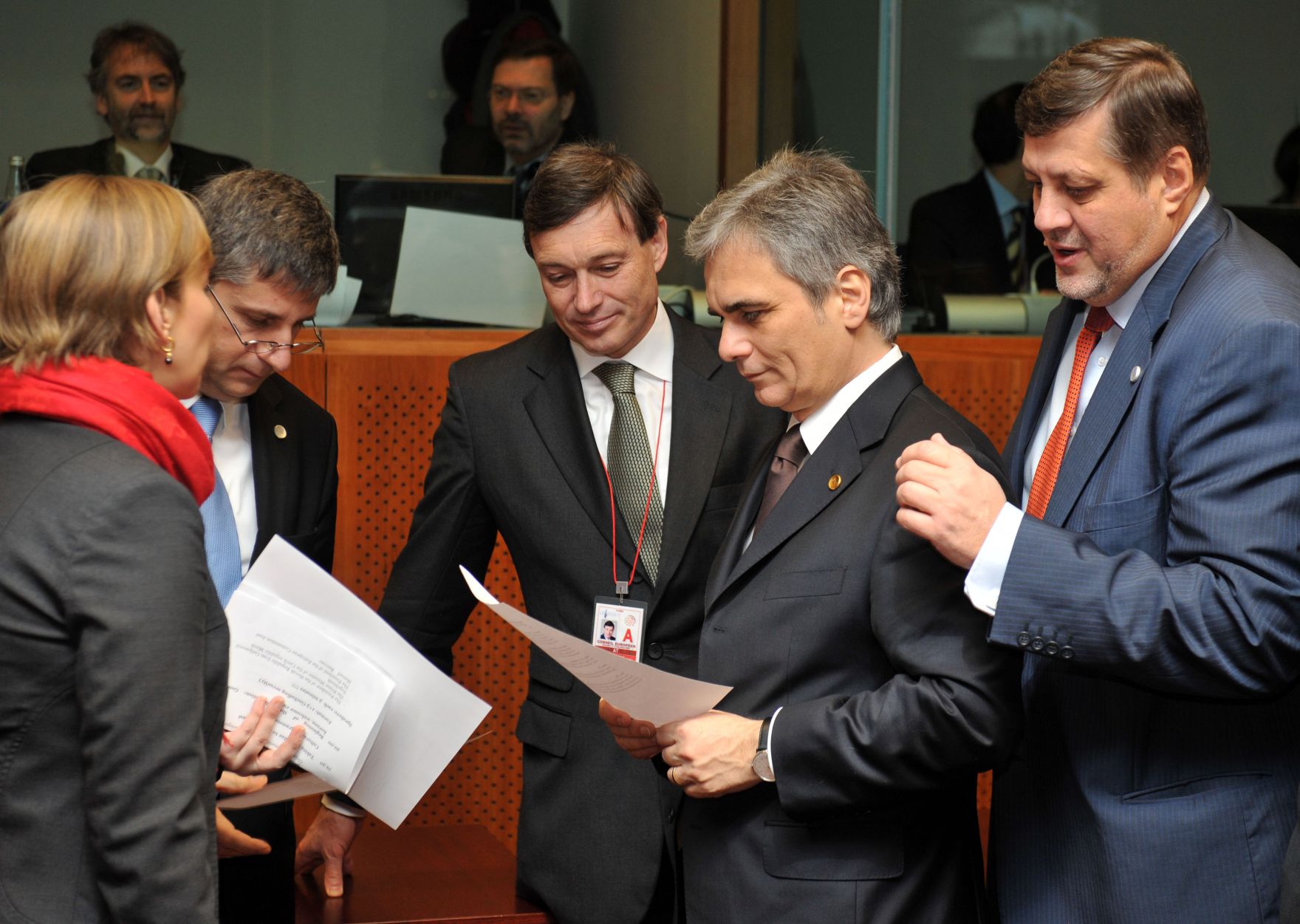 Freitag, den 12. Dezember 2008 endete in Br&uuml;ssel, Belgien die Wintertagung des Europ&auml;ischen Rates der EU-Staats- und Regierungschefs und Au&szlig;enminister. Im Bild (v.L.n.R.) Nicole Bayer (Beraterin d. Bundeskanzlers), &Ouml;sterreichs Au&szlig;enminister Michael Spindelegger, EU-Botschafter Dietmar Schweisgut, &Ouml;sterreichs Bundeskanzler Werner Faymann, Slowakischer Au&szlig;enminister J&aacute;n Kubi&scaron;.