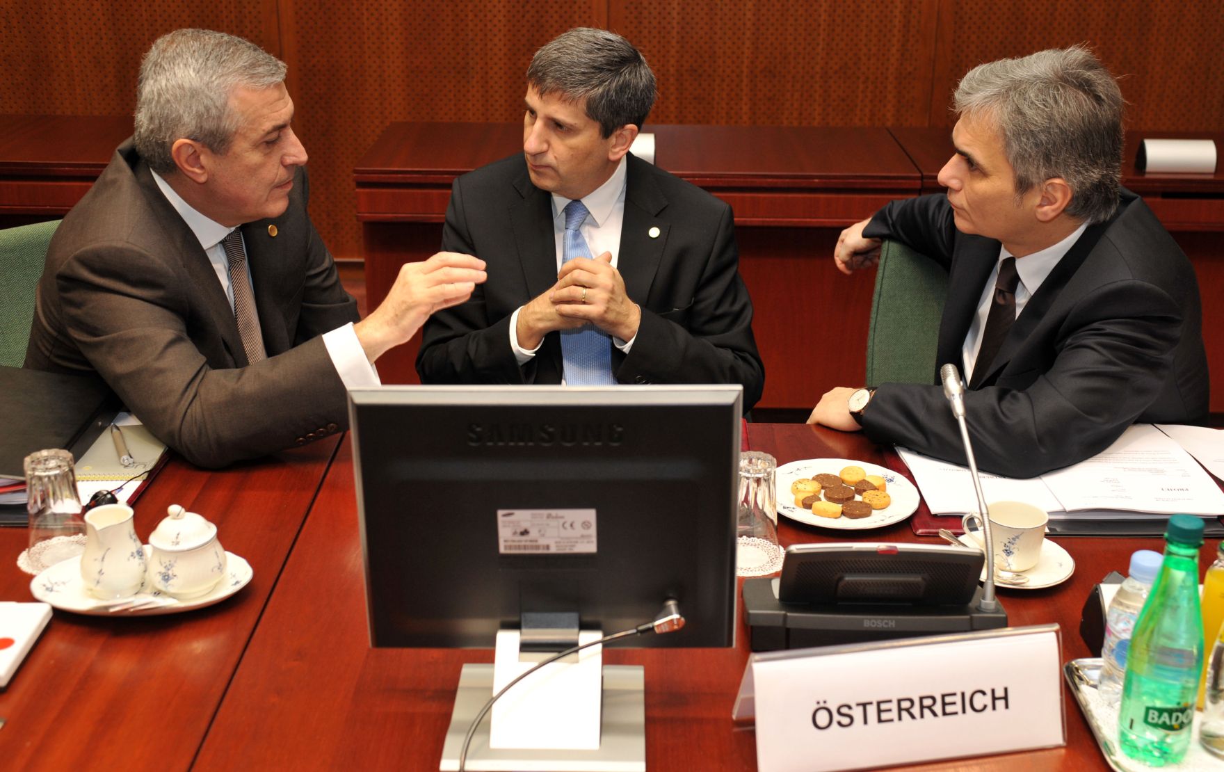 Freitag, den 12. Dezember 2008 endete in Br&uuml;ssel, Belgien die Wintertagung des Europ&auml;ischen Rates der EU-Staats- und Regierungschefs und Au&szlig;enminister. Im Bild &Ouml;sterreichs Bundeskanzler Werner Faymann (R) mit Au&szlig;enminister Michael Spindelegger (M) und dem bulgarischen Premierminister Călin Popescu-Tăriceanu (L).