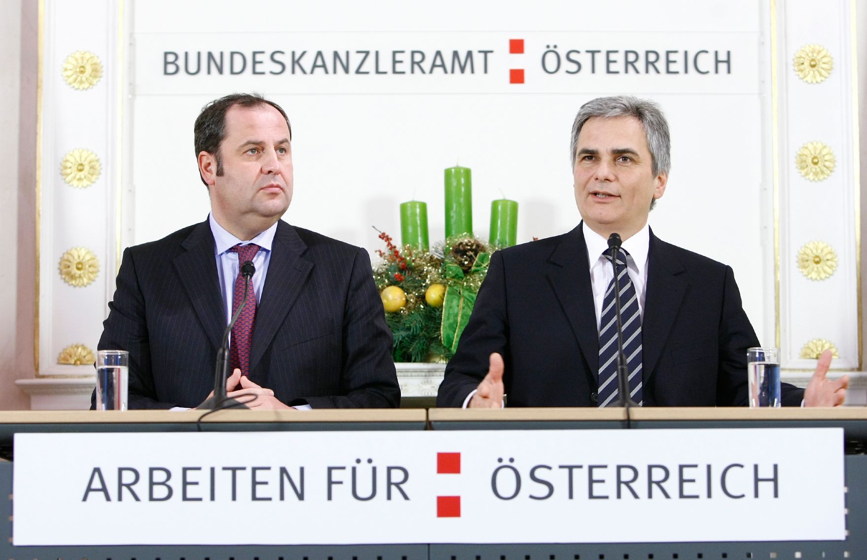 Bundeskanzler Werner Faymann (r.) und Finanzminister Josef Pr&ouml;ll (l.) beim Pressefoyer nach dem Ministerrat am 23. Dezember 2008 im Bundeskanzleramt.