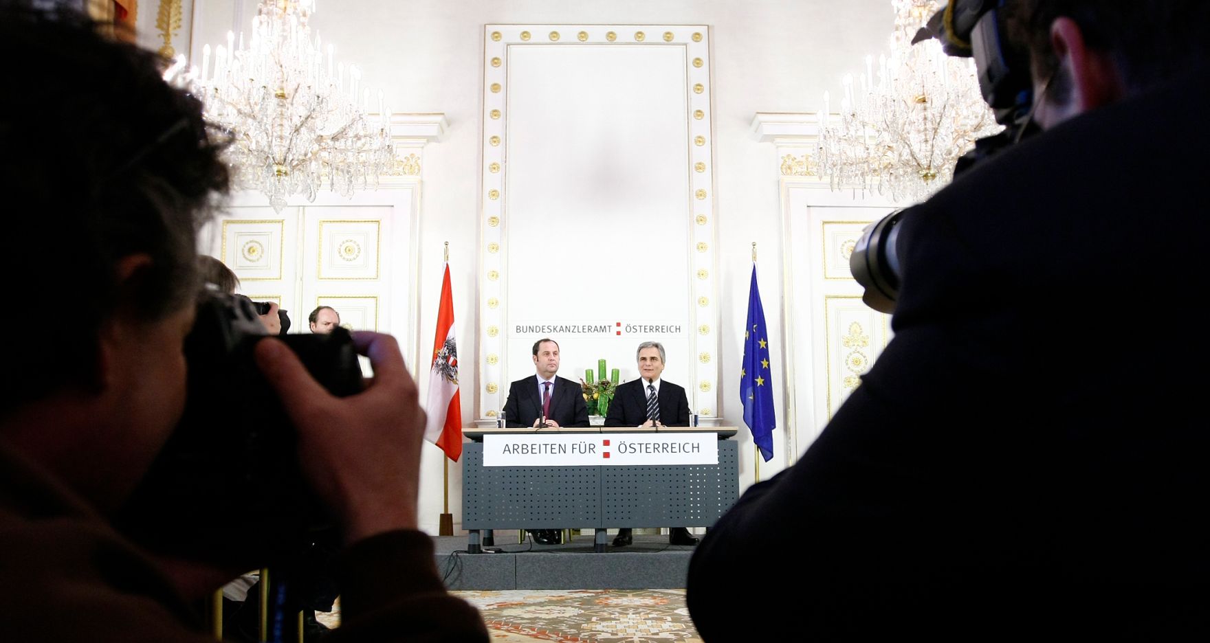 Bundeskanzler Werner Faymann (r.) und Finanzminister Josef Pr&ouml;ll (l.) beim Pressefoyer nach dem Ministerrat am 23. Dezember 2008 im Bundeskanzleramt.