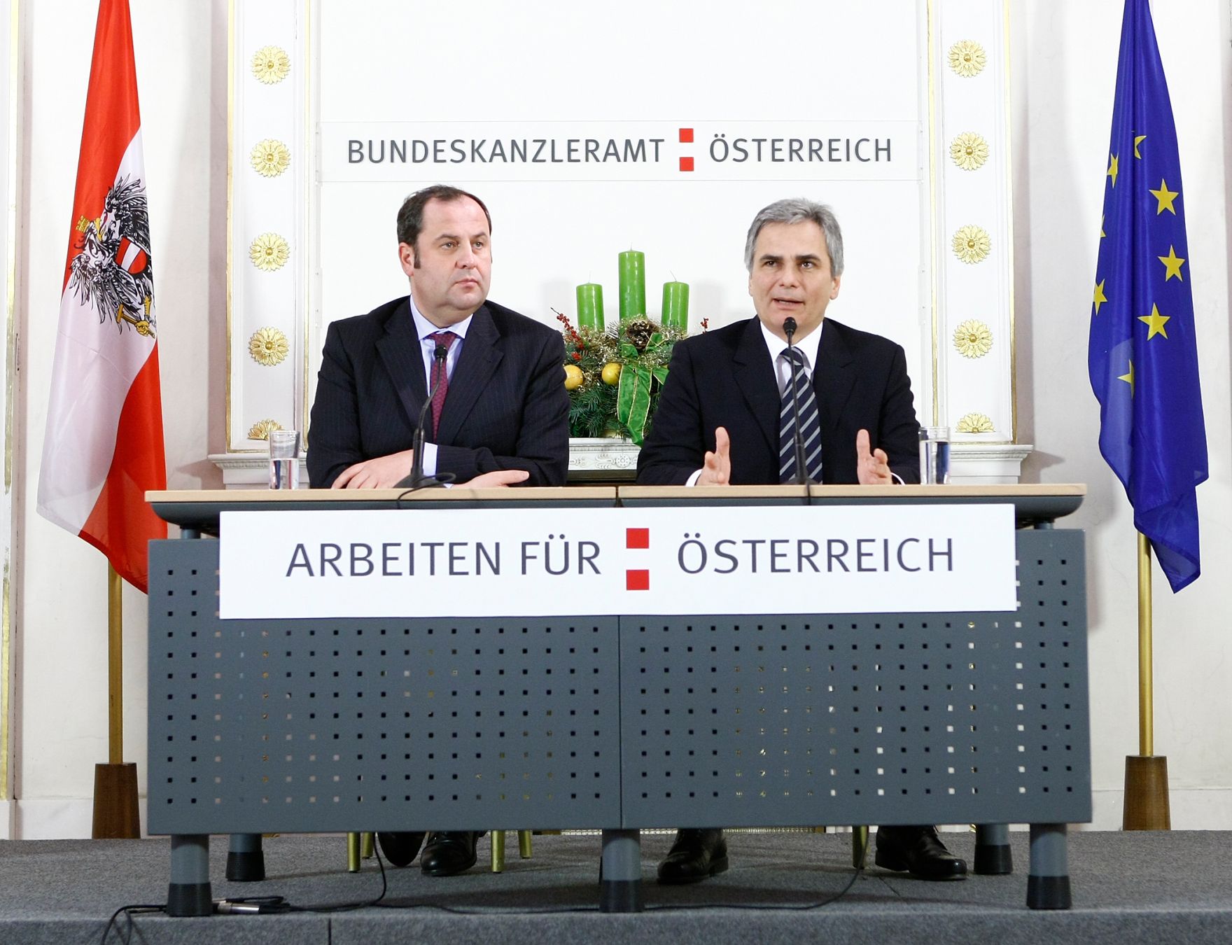 Bundeskanzler Werner Faymann (r.) und Finanzminister Josef Pr&ouml;ll (l.) beim Pressefoyer nach dem Ministerrat am 23. Dezember 2008 im Bundeskanzleramt.