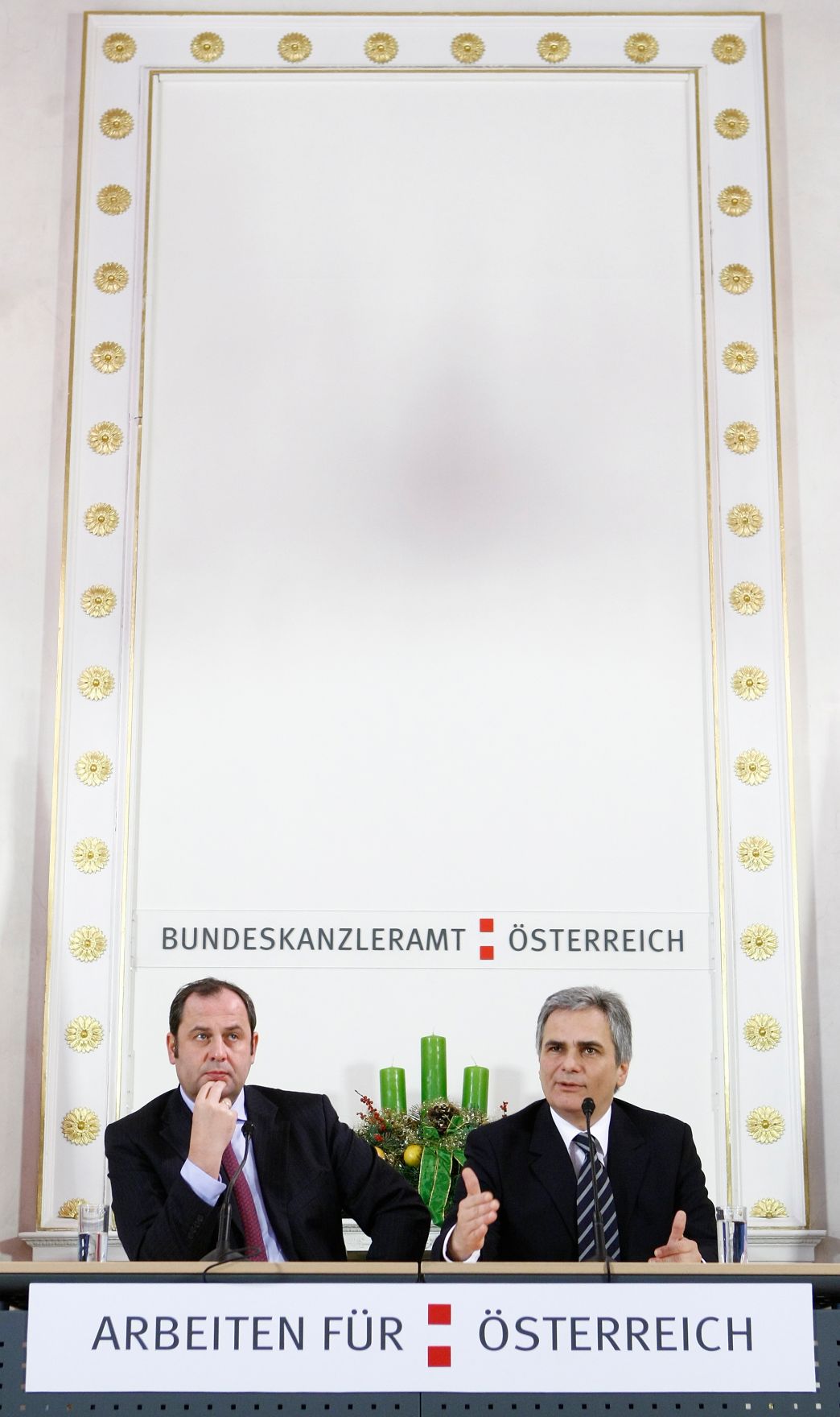 Bundeskanzler Werner Faymann (r.) und Finanzminister Josef Pr&ouml;ll (l.) beim Pressefoyer nach dem Ministerrat am 23. Dezember 2008 im Bundeskanzleramt.