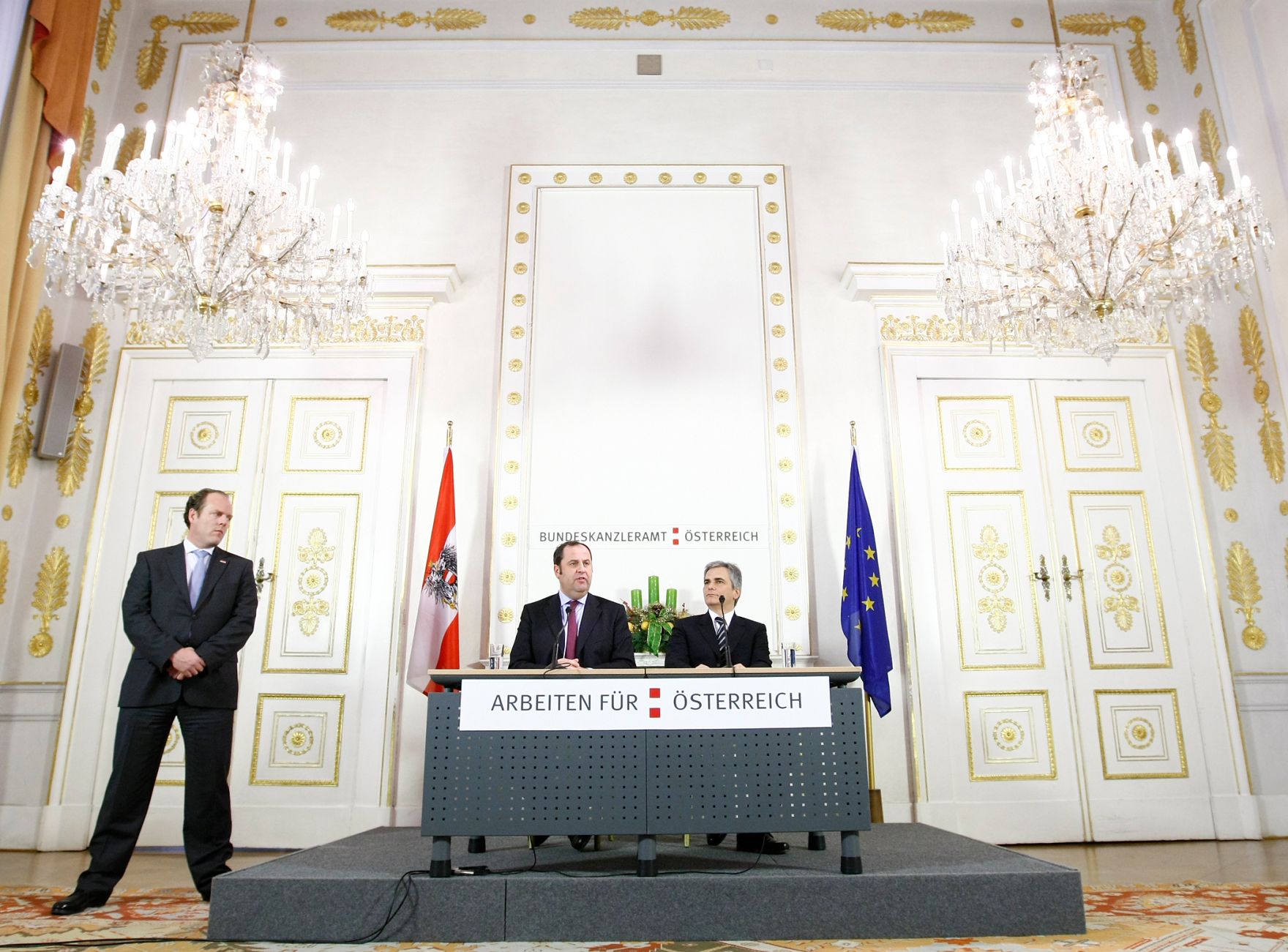 Bundeskanzler Werner Faymann (r.) und Finanzminister Josef Pr&ouml;ll (l.) beim Pressefoyer nach dem Ministerrat am 23. Dezember 2008 im Bundeskanzleramt.
