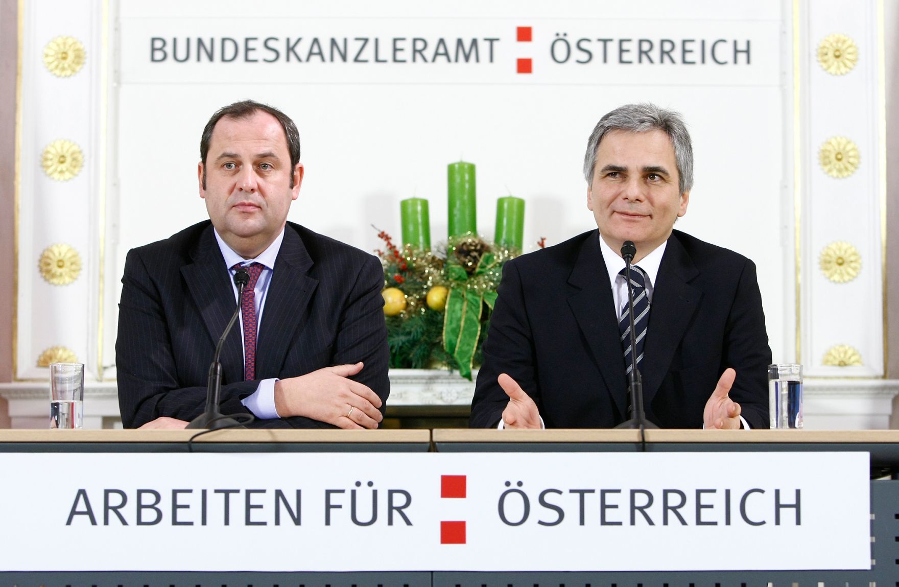 Bundeskanzler Werner Faymann (r.) und Finanzminister Josef Pr&ouml;ll (l.) beim Pressefoyer nach dem Ministerrat am 23. Dezember 2008 im Bundeskanzleramt.