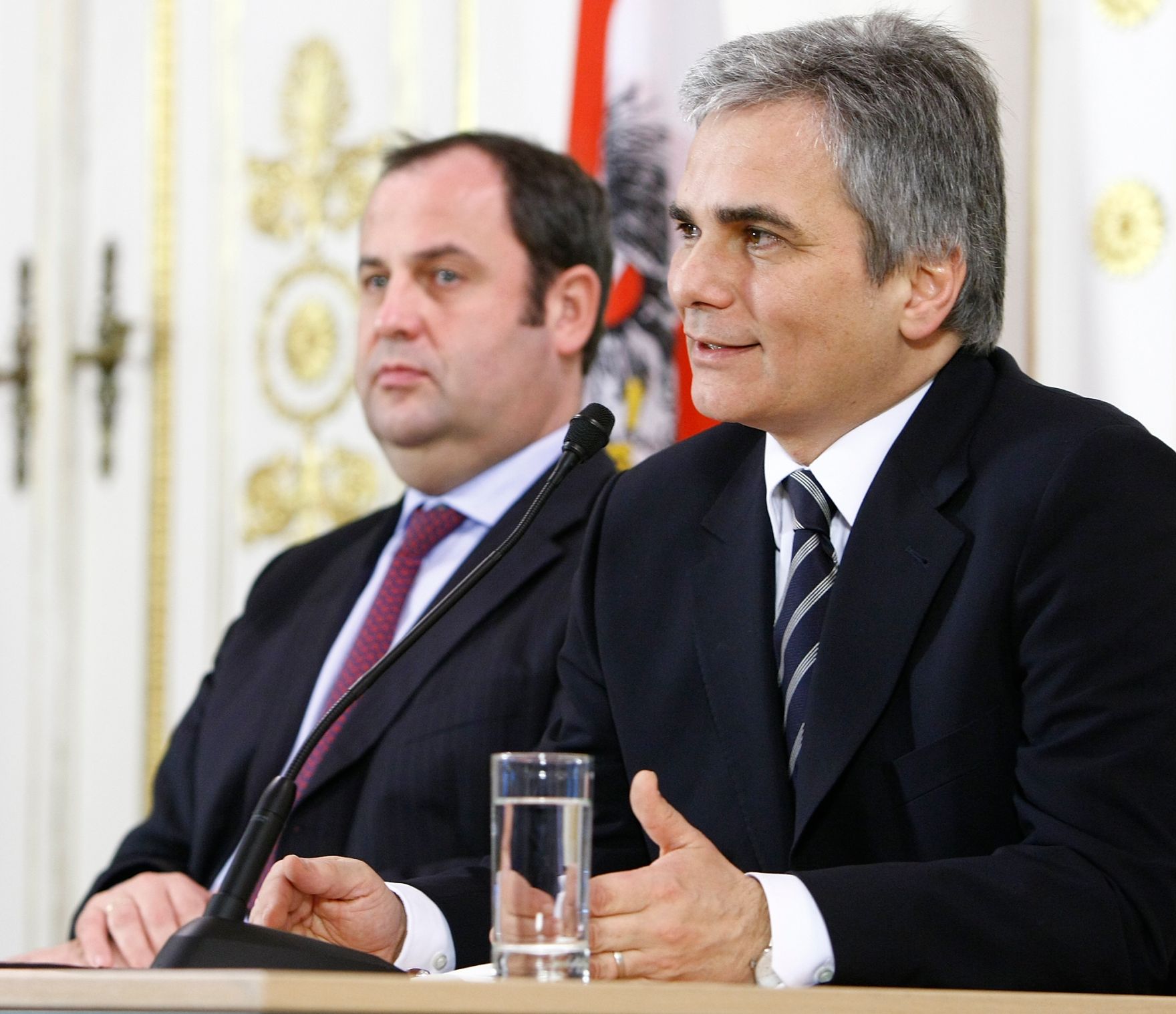 Bundeskanzler Werner Faymann (r.) und Finanzminister Josef Pr&ouml;ll (l.) beim Pressefoyer nach dem Ministerrat am 23. Dezember 2008 im Bundeskanzleramt.