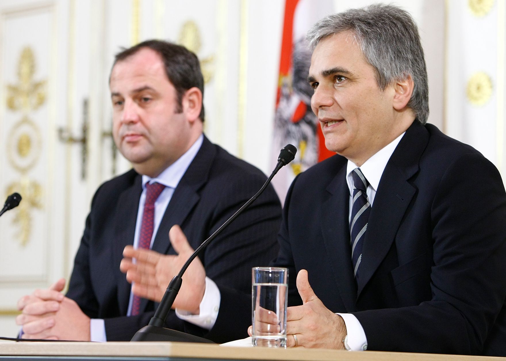 Bundeskanzler Werner Faymann (r.) und Finanzminister Josef Pr&ouml;ll (l.) beim Pressefoyer nach dem Ministerrat am 23. Dezember 2008 im Bundeskanzleramt.