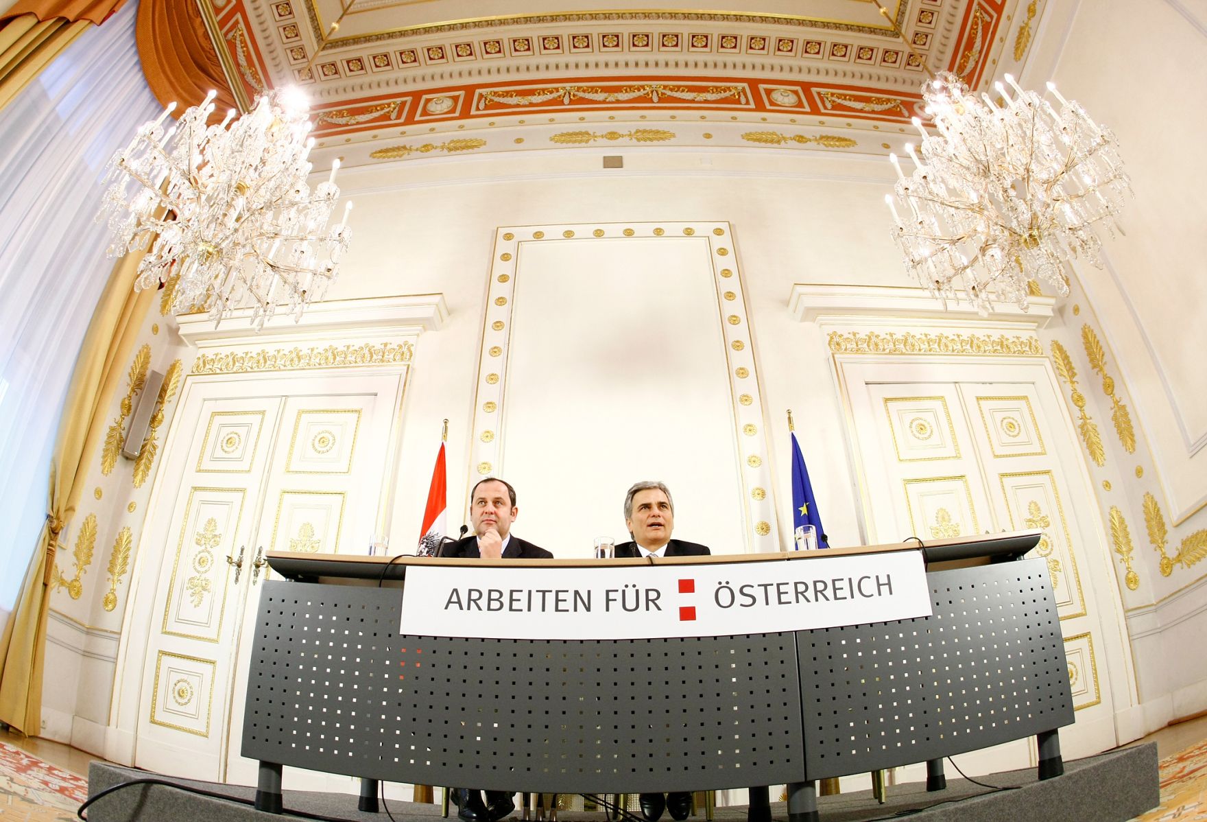 Bundeskanzler Werner Faymann (r.) und Finanzminister Josef Pr&ouml;ll (l.) beim Pressefoyer nach dem Ministerrat am 16. Dezember 2008 im Bundeskanzleramt.
