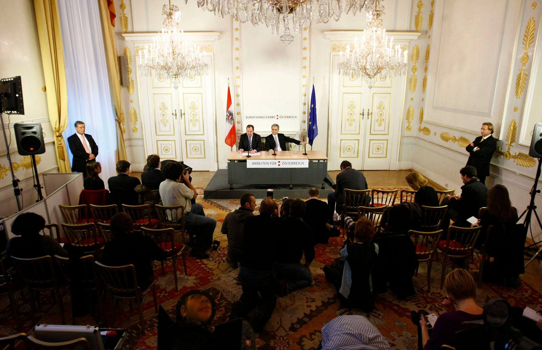 Bundeskanzler Werner Faymann (r.) und Finanzminister Josef Pr&ouml;ll (l.) beim Pressefoyer nach dem Ministerrat am 16. Dezember 2008 im Bundeskanzleramt.