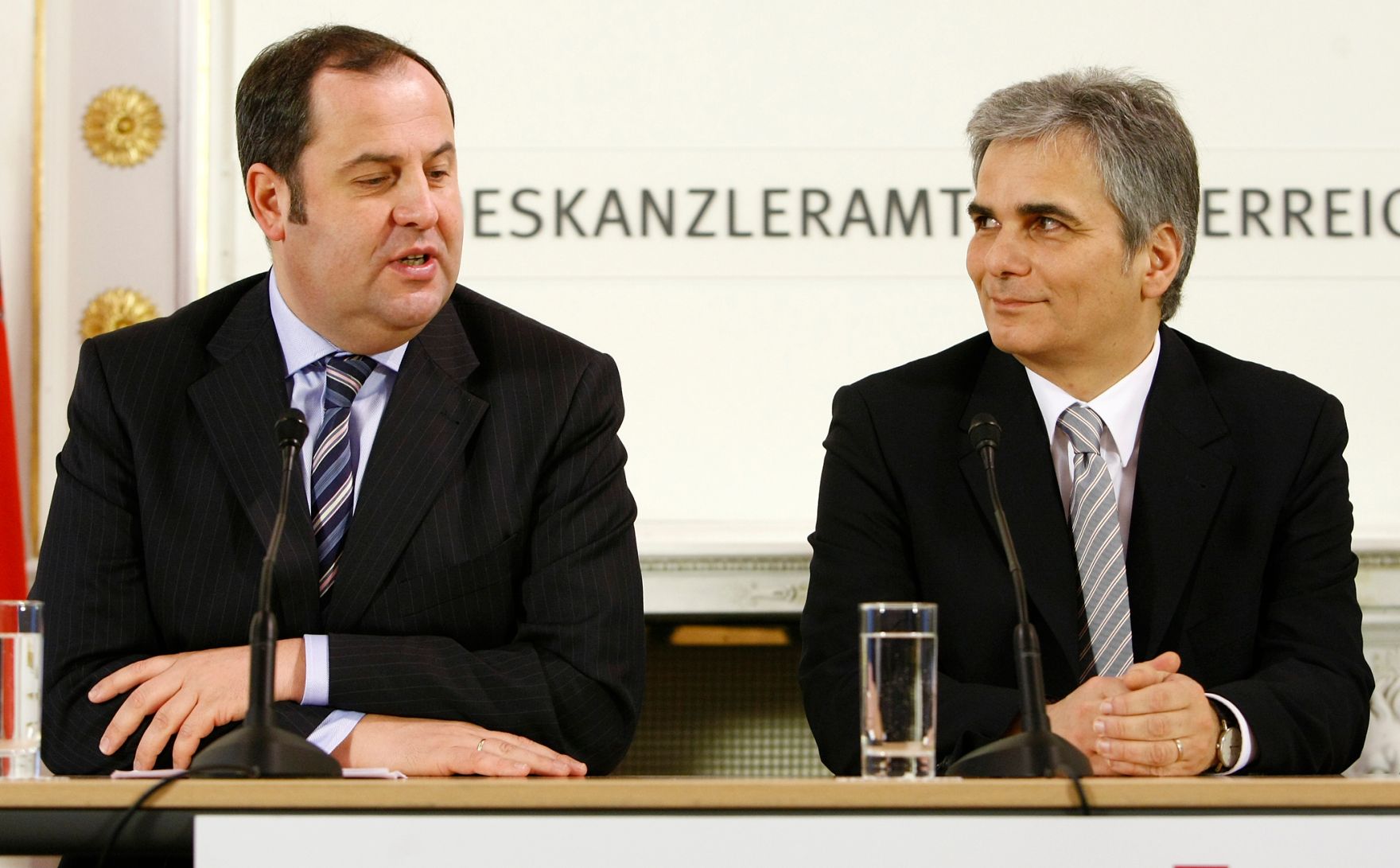 Bundeskanzler Werner Faymann (r.) und Finanzminister Josef Pr&ouml;ll (l.) beim Pressefoyer nach dem Ministerrat am 16. Dezember 2008 im Bundeskanzleramt.