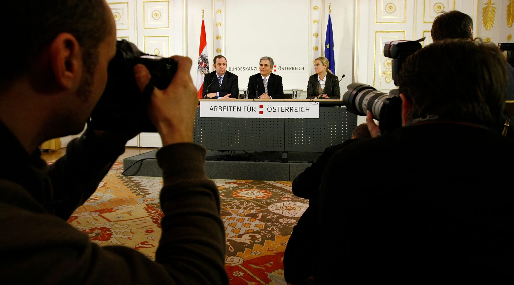 Bundeskanzler Werner Faymann (m.) und Finanzminister Josef Pr&ouml;ll (l.) beim Pressefoyer nach dem Ministerrat am 16. Dezember 2008 im Bundeskanzleramt. Im Bild mit Pressesprecherin Angelika Feigl (r.).