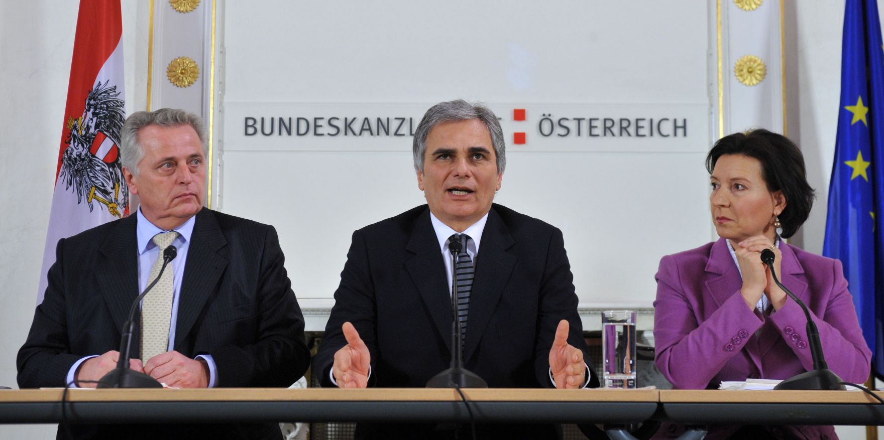 Freitag, den 4. Dezember 2009 pr&auml;sentierten Bundeskanzler Werner Faymann (M), Sozialminister Rudolf Hundstorfer (L) und Frauenministerin Gabriele Heinisch-Hosek (R) im Bundeskanzleramt in Wien im Rahmen einer Pressekonferenz ein &quot;Arbeitsmarkt- und Qualifizierungspaket 2010&quot;.