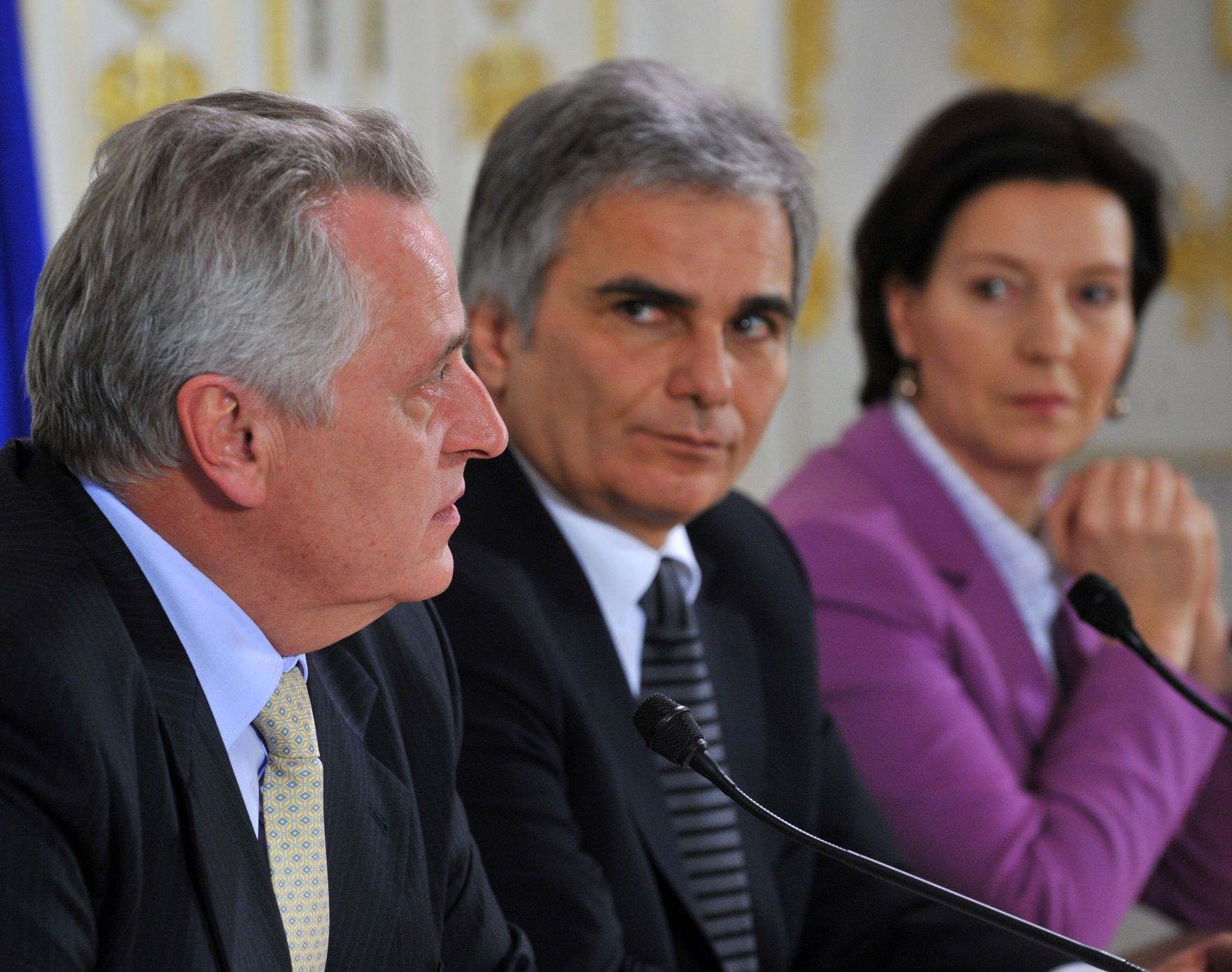 Freitag, den 4. Dezember 2009 pr&auml;sentierten Bundeskanzler Werner Faymann (M), Sozialminister Rudolf Hundstorfer (L) und Frauenministerin Gabriele Heinisch-Hosek (R) im Bundeskanzleramt in Wien im Rahmen einer Pressekonferenz ein &quot;Arbeitsmarkt- und Qualifizierungspaket 2010&quot;.