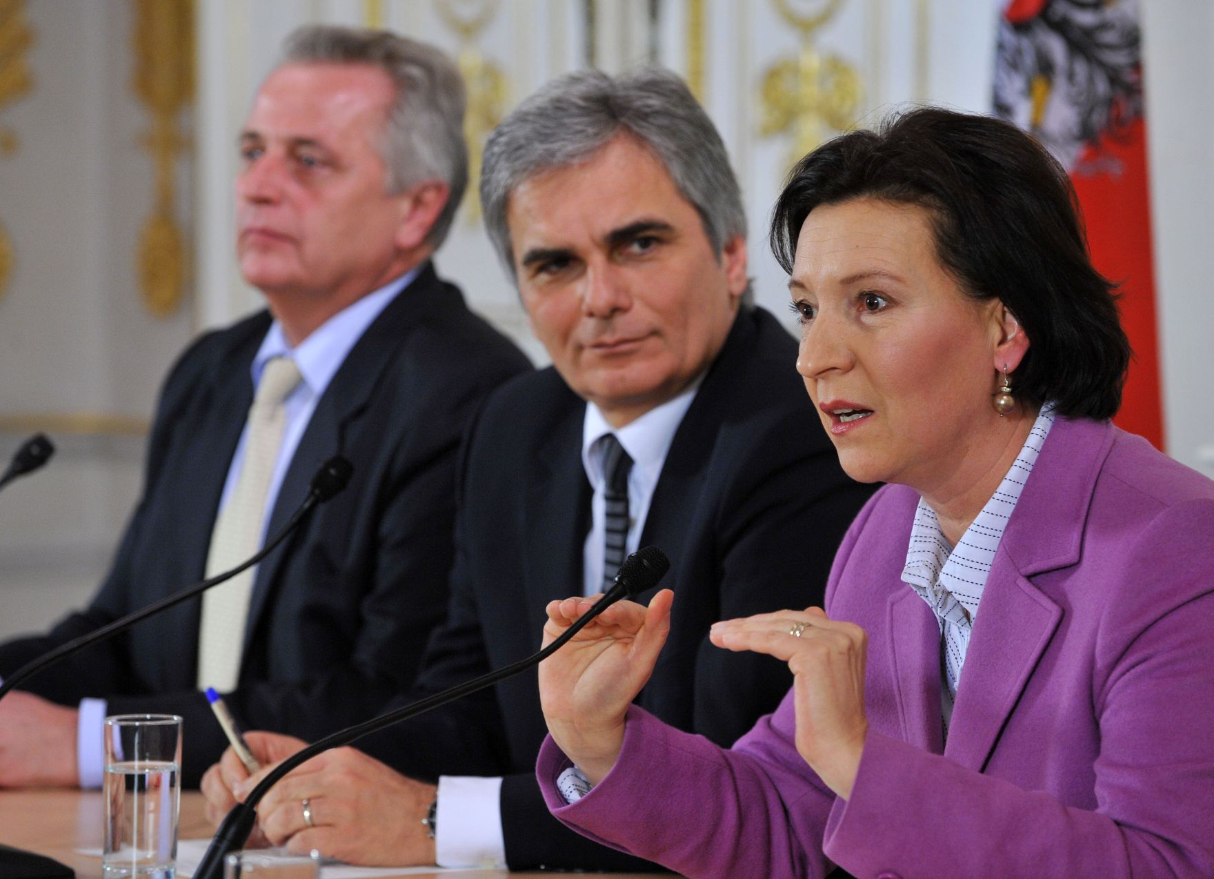 Freitag, den 4. Dezember 2009 pr&auml;sentierten Bundeskanzler Werner Faymann (M), Sozialminister Rudolf Hundstorfer (L) und Frauenministerin Gabriele Heinisch-Hosek (R) im Bundeskanzleramt in Wien im Rahmen einer Pressekonferenz ein &quot;Arbeitsmarkt- und Qualifizierungspaket 2010&quot;.