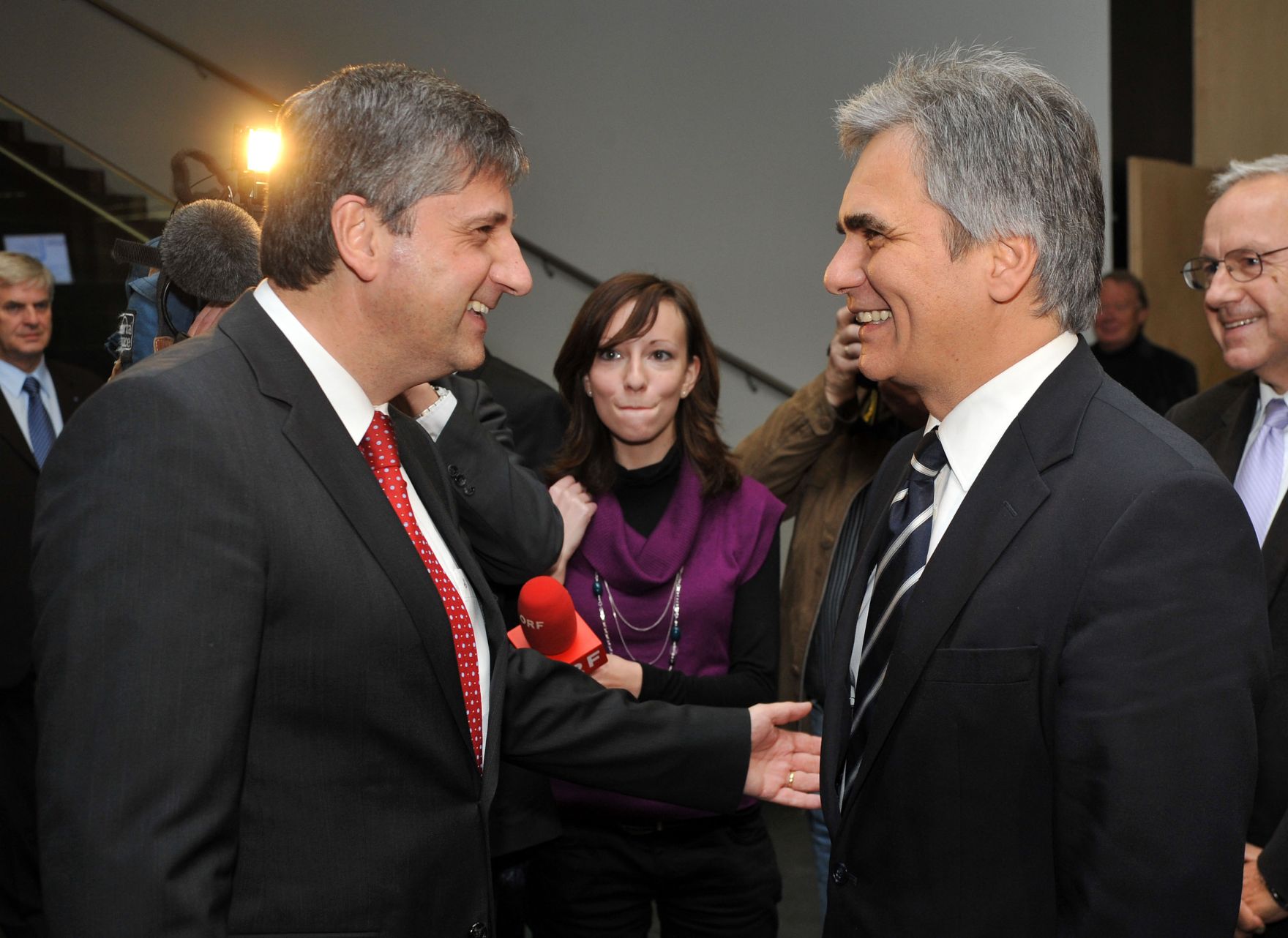 Montag, den 23. November 2009 fand an der Fachhochschule in St. P&ouml;lten, Nieder&ouml;sterreich die Auftaktveranstaltung &quot;'EUROPA-DIALOG&quot; mit Bundeskanzler Werner Faymann (R) und Au&szlig;enminister Michael Spindelegger (L) statt.