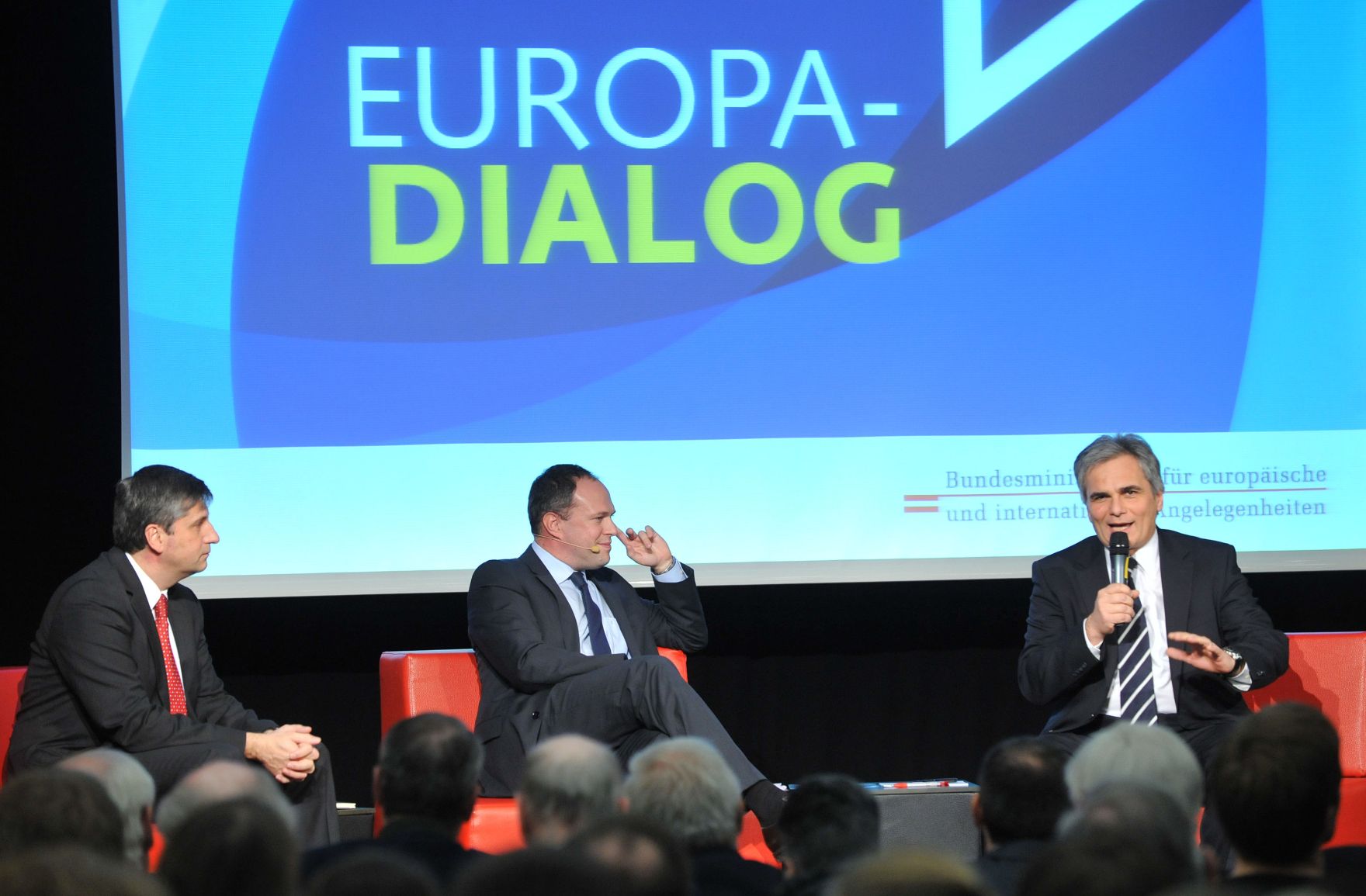 Montag, den 23. November 2009 fand an der Fachhochschule in St. P&ouml;lten, Nieder&ouml;sterreich die Auftaktveranstaltung &quot;'EUROPA-DIALOG&quot; mit Bundeskanzler Werner Faymann (R) und Au&szlig;enminister Michael Spindelegger (L) statt. In der Bildmitte der Moderator, ORF-N&Ouml; Chefredakteuer Richard Grasl.