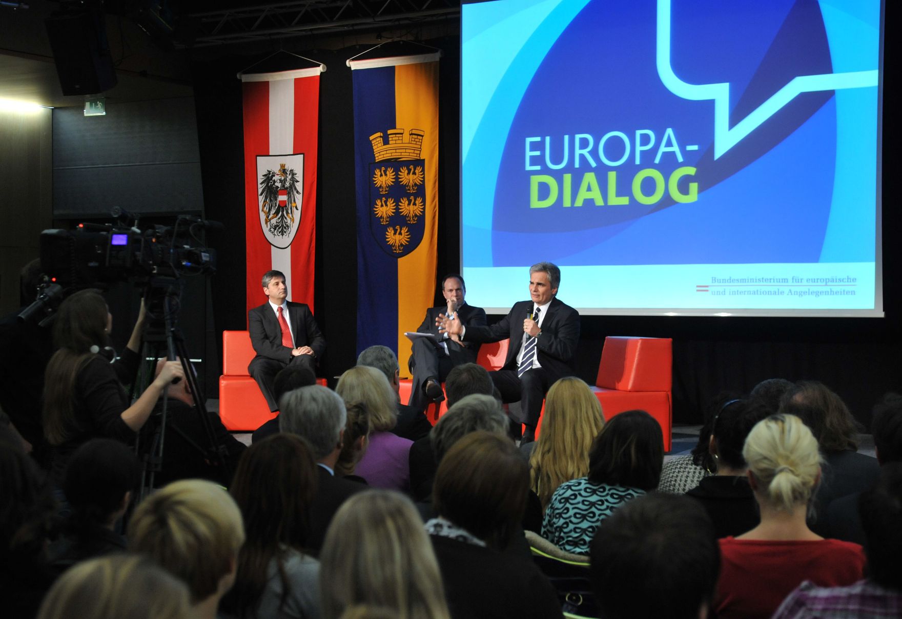 Montag, den 23. November 2009 fand an der Fachhochschule in St. P&ouml;lten, Nieder&ouml;sterreich die Auftaktveranstaltung &quot;'EUROPA-DIALOG&quot; mit Bundeskanzler Werner Faymann (R) und Au&szlig;enminister Michael Spindelegger (L) statt. In der Bildmitte der Moderator, ORF-N&Ouml; Chefredakteuer Richard Grasl.