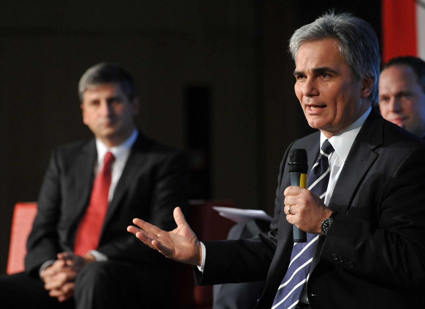 Montag, den 23. November 2009 fand an der Fachhochschule in St. P&ouml;lten, Nieder&ouml;sterreich die Auftaktveranstaltung &quot;'EUROPA-DIALOG&quot; mit Bundeskanzler Werner Faymann (R) und Au&szlig;enminister Michael Spindelegger (L) statt.