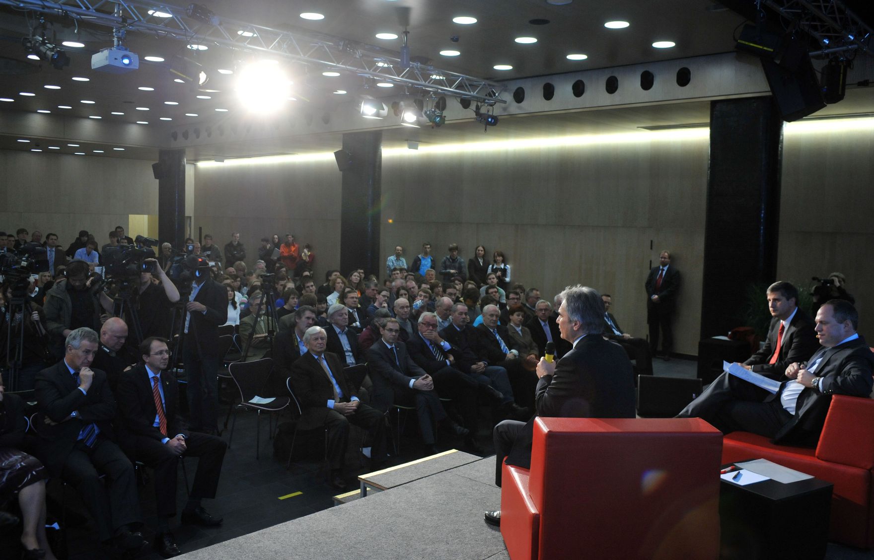 Montag, den 23. November 2009 fand an der Fachhochschule in St. P&ouml;lten, Nieder&ouml;sterreich die Auftaktveranstaltung &quot;'EUROPA-DIALOG&quot; mit Bundeskanzler Werner Faymann und Au&szlig;enminister Michael Spindelegger statt.