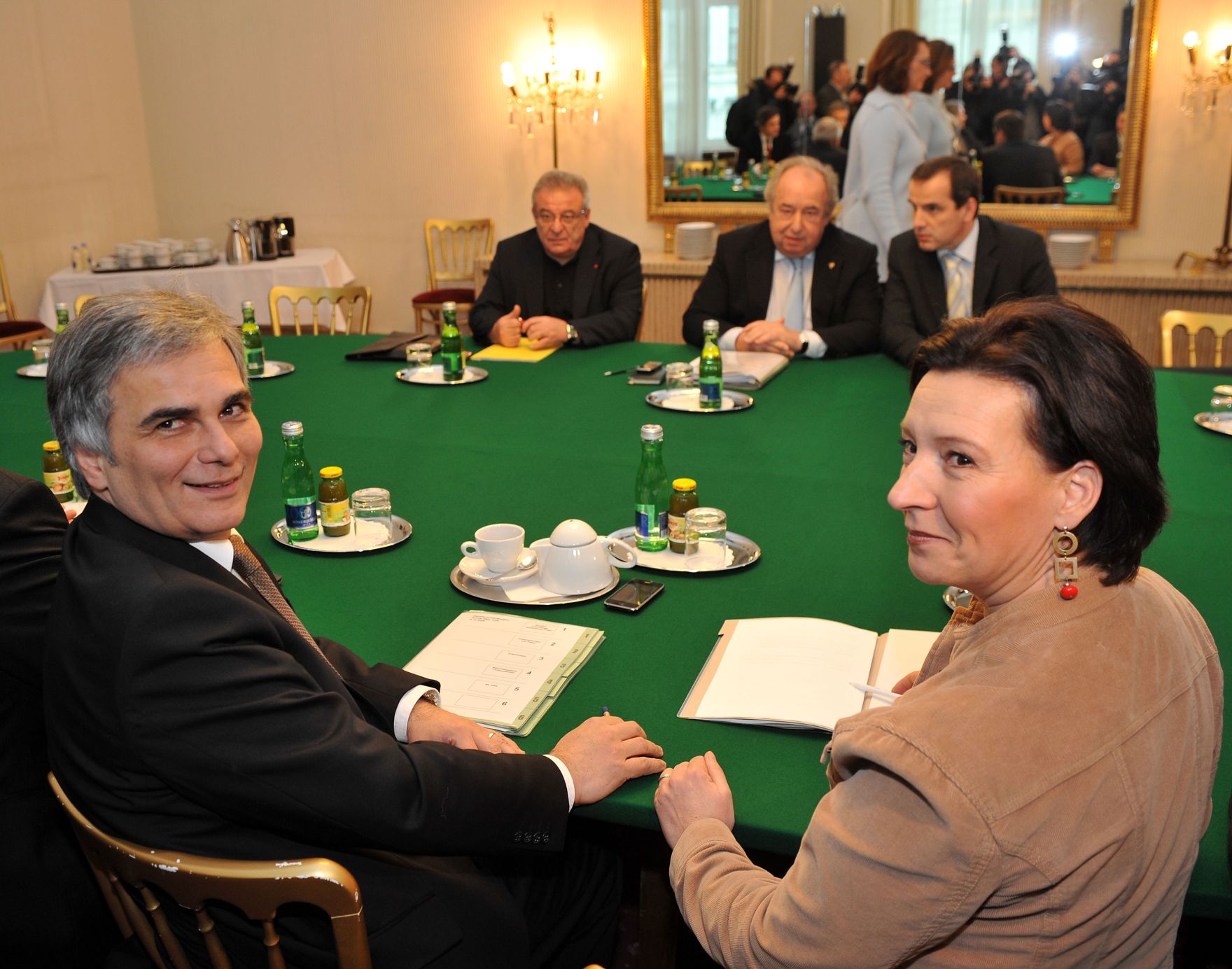 Mittwoch, den 9. Dezember 2009 fand im Bundeskanzleramt in Wien die 8. Verhandlungsrunde &uuml;ber die Er&ouml;hung der Beamtengeh&auml;lter f&uuml;r 2010 zwischen Bundesregierung unter Leitung von Bundeskanzler Werner Faymann und den Spitzen der Beamtengewerkschaft statt. Im Bild (vorne) Bundeskanzler Faymann (L) und Beamtenministerin Gabriele Heinisch-Hosek (R) und (hinten v.L.n.R.) Richard Holzner (Stv. Vorsitzender G&Ouml;D), Fritz Neugebauer (Vorsitzender G&Ouml;D), Christian Meidlinger (Vorsitzender der Gewerkschaft der Gemeindebediensteten).