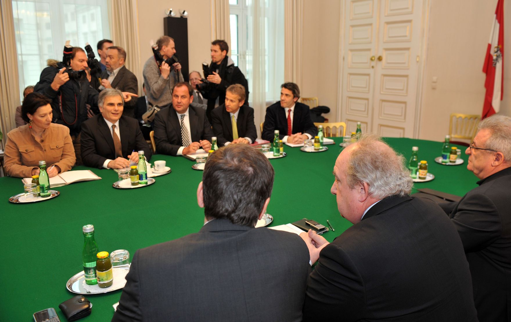 Mittwoch, den 9. Dezember 2009 fand im Bundeskanzleramt in Wien die 8. Verhandlungsrunde &uuml;ber die Er&ouml;hung der Beamtengeh&auml;lter f&uuml;r 2010 zwischen Bundesregierung unter Leitung von Bundeskanzler Werner Faymann und den Spitzen der Beamtengewerkschaft statt. Im Bild (vorne v.L.n.R.) Christian Meidlinger (Vorsitzender der Gewerkschaft der Gemeindebediensteten), Fritz Neugebauer (Vorsitzender G&Ouml;D), Richard Holzer (Stv. Vorsitzender G&Ouml;D) (hinten v.L.n.R.) Beamtenministerin Gabriele Heinisch-Hosek, Bundeskanzler Faymann, Vizekanzler, Finanzminister Josef Pr&ouml;ll, Finanzstaatssekret&auml;r Reinhold Lopatka. Florian Welzig (BMF).