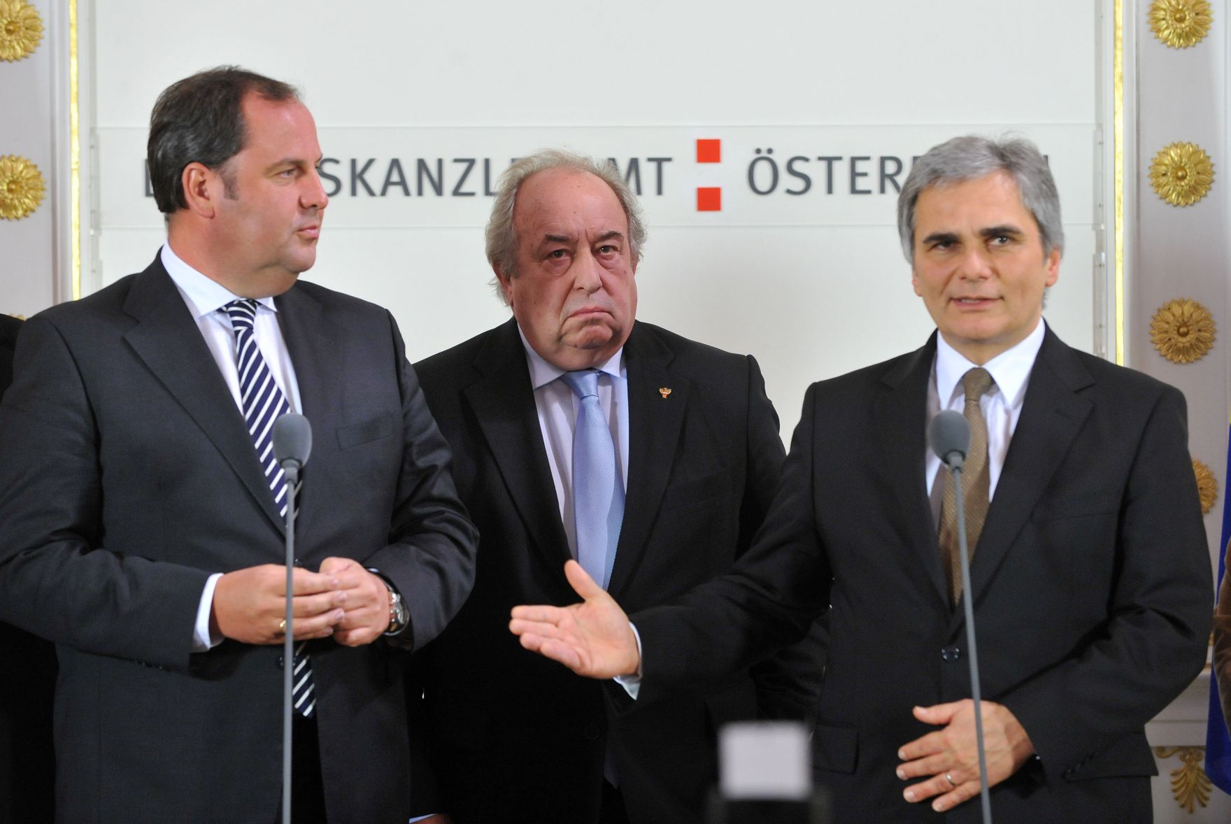 Mittwoch, den 9. Dezember 2009 fand im Bundeskanzleramt in Wien die 8. und letzte Verhandlungsrunde &uuml;ber die Er&ouml;hung der Beamtengeh&auml;lter f&uuml;r 2010 zwischen Bundesregierung unter Leitung des Bundeskanzlers und den Spitzen der Beamtengewerkschaft, bei der eine Einigung &uuml;ber eine Erh&ouml;hung von 0.9 Prozent vereinbart wurde, statt. Im Bild (v.L.n.R.) Finanzminister Josef Pr&ouml;ll, Vorsitzender des &Ouml;sterreichischen Gewerkschaftsbunds (G&Ouml;D) Fritz Neugebauer, Bundeskanzler Werner Faymann.