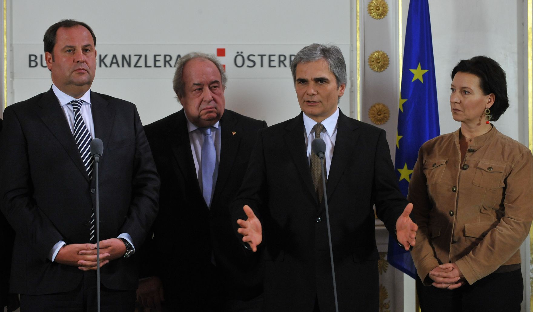 Mittwoch, den 9. Dezember 2009 fand im Bundeskanzleramt in Wien die 8. und letzte Verhandlungsrunde &uuml;ber die Er&ouml;hung der Beamtengeh&auml;lter f&uuml;r 2010 zwischen Bundesregierung unter Leitung des Bundeskanzlers und den Spitzen der Beamtengewerkschaft, bei der eine Einigung &uuml;ber eine Erh&ouml;hung von 0.9 Prozent vereinbart wurde, statt. Im Bild (v.L.n.R.) Finanzminister Josef Pr&ouml;ll, Vorsitzender des &Ouml;sterreichischen Gewerkschaftsbunds (G&Ouml;D) Fritz Neugebauer, Bundeskanzler Werner Faymann, Bundesministerin f&uuml;r Frauenangelegenheiten und &Ouml;ffentlichen Dienst Gabriele Heinisch-Hosek.