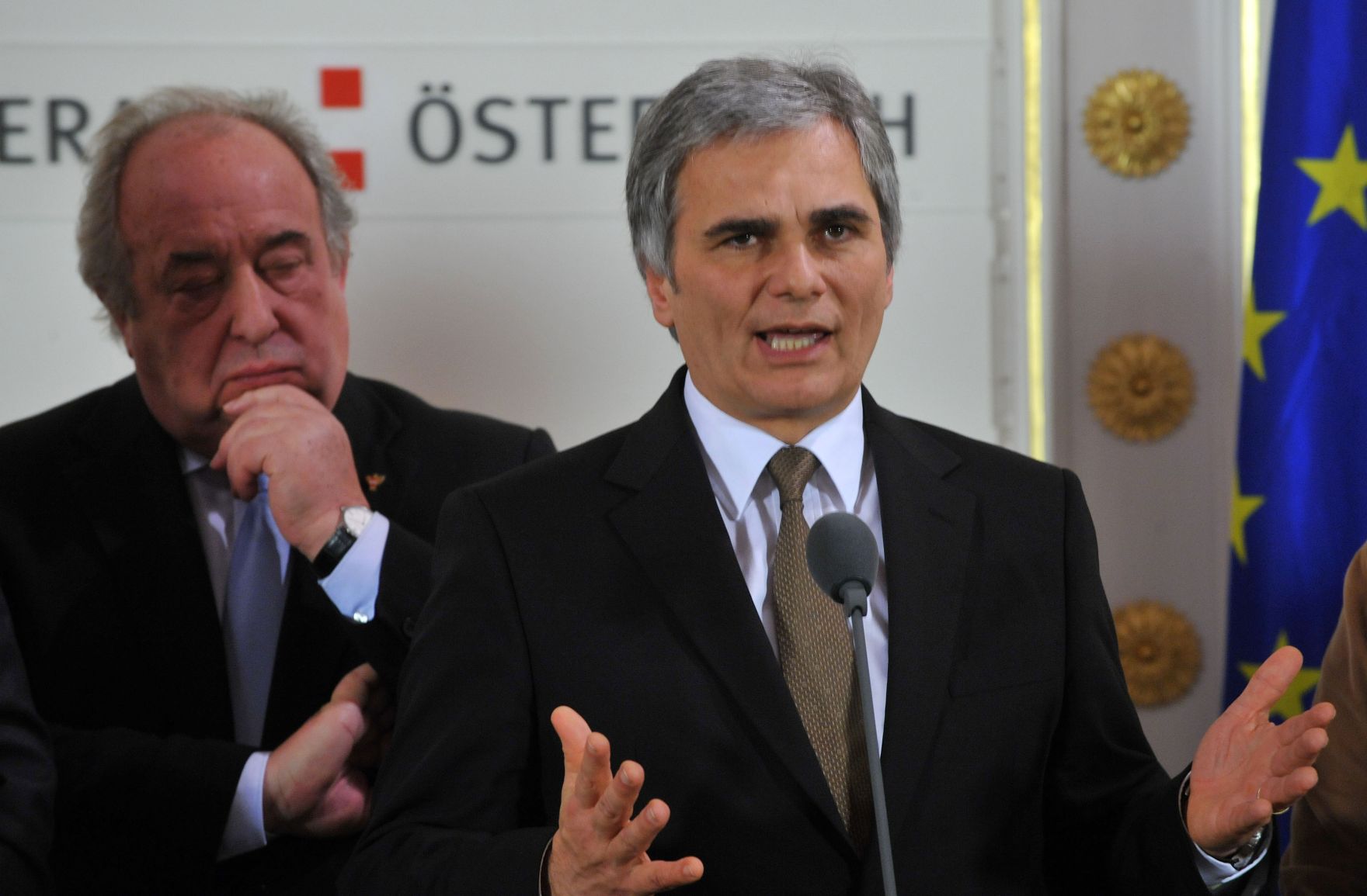 Mittwoch, den 9. Dezember 2009 fand im Bundeskanzleramt in Wien die 8. und letzte Verhandlungsrunde &uuml;ber die Er&ouml;hung der Beamtengeh&auml;lter f&uuml;r 2010 zwischen Bundesregierung unter Leitung des Bundeskanzlers und den Spitzen der Beamtengewerkschaft, bei der eine Einigung &uuml;ber eine Erh&ouml;hung von 0.9 Prozent vereinbart wurde, statt. Im Bild der Vorsitzende des &Ouml;sterreichischen Gewerkschaftsbunds (G&Ouml;D) Fritz Neugebauer (L) mit Bundeskanzler Werner Faymann (R).