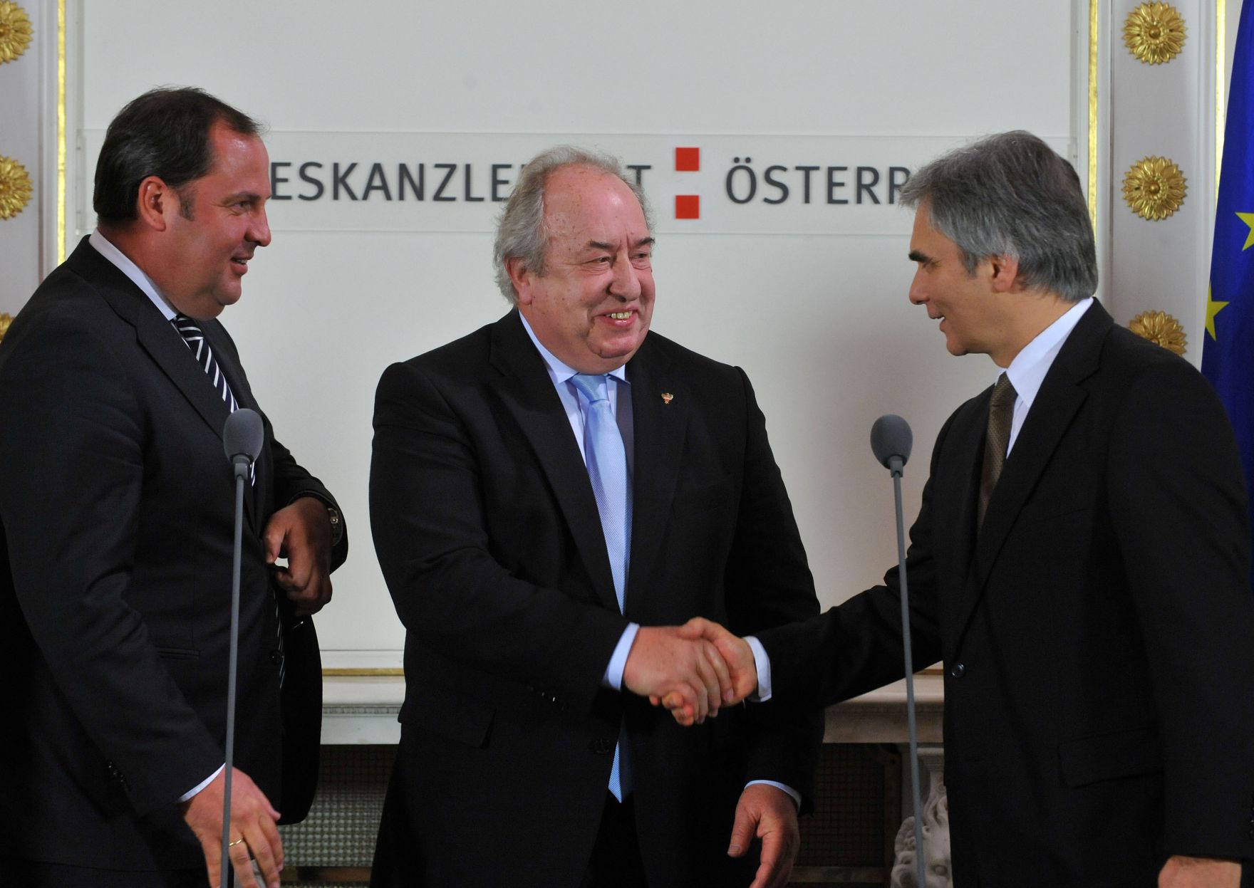 Mittwoch, den 9. Dezember 2009 fand im Bundeskanzleramt in Wien die 8. und letzte Verhandlungsrunde &uuml;ber die Er&ouml;hung der Beamtengeh&auml;lter f&uuml;r 2010 zwischen Bundesregierung unter Leitung des Bundeskanzlers und den Spitzen der Beamtengewerkschaft, bei der eine Einigung &uuml;ber eine Erh&ouml;hung von 0.9 Prozent vereinbart wurde, statt. Im Bild (v.L.n.R.) Finanzminister Josef Pr&ouml;ll, Vorsitzender des &Ouml;sterreichischen Gewerkschaftsbunds (G&Ouml;D) Fritz Neugebauer, Bundeskanzler Werner Faymann.