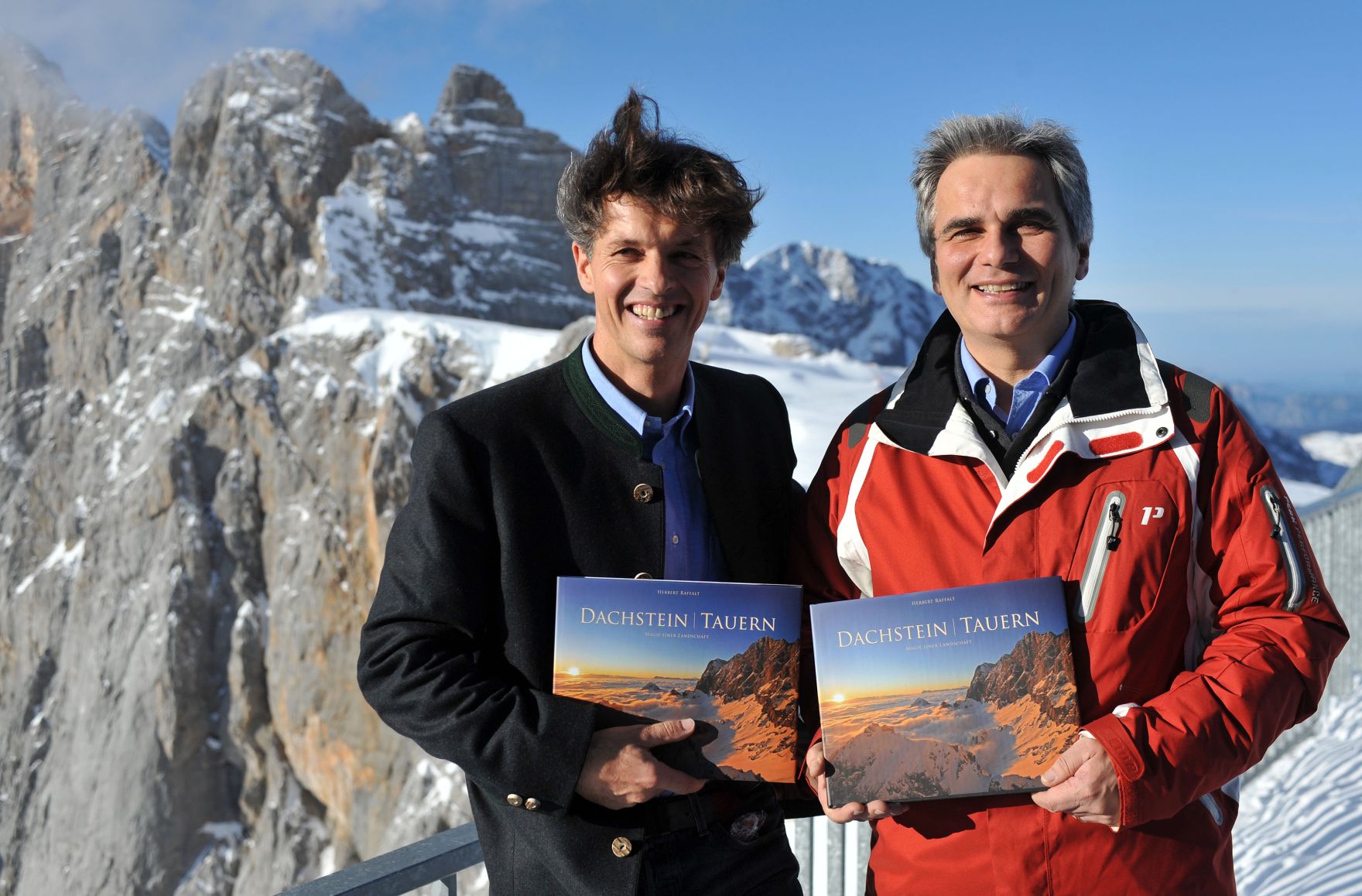 Freitag, den 27. November 2009 fand auf der Bergstation der Dachstein Seilbahn, Steiermark die Buchpr&auml;sentation des Bildbandes von Herbert Raffalt (L), &quot;Dachstein|Tauern - Magie einer Landschaft&quot; mit Bundeskanzler Werner Faymann (R) statt.