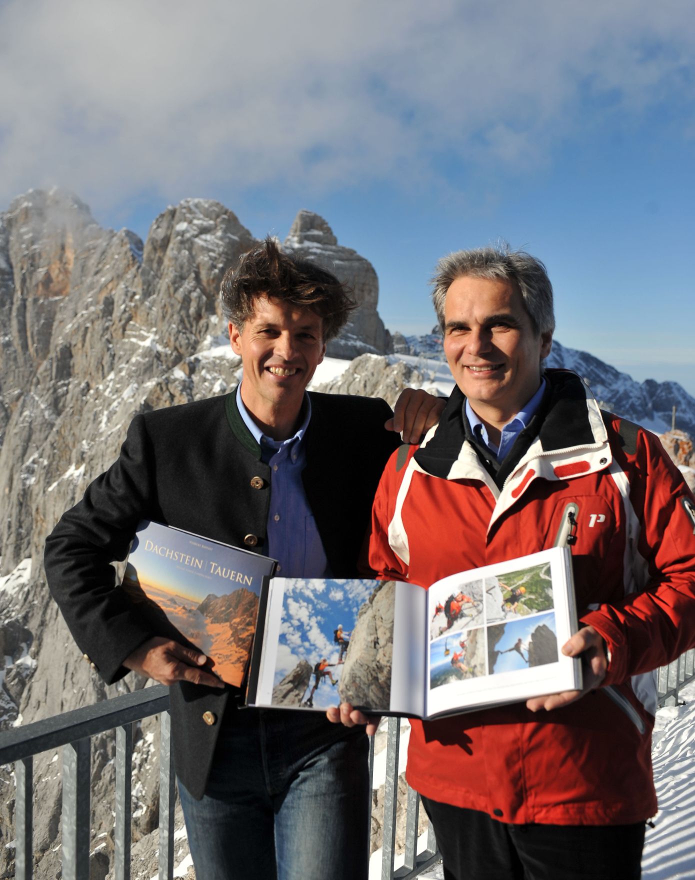 Freitag, den 27. November 2009 fand auf der Bergstation der Dachstein Seilbahn, Steiermark die Buchpr&auml;sentation des Bildbandes von Herbert Raffalt (L), &quot;Dachstein|Tauern - Magie einer Landschaft&quot; mit Bundeskanzler Werner Faymann (R) statt.